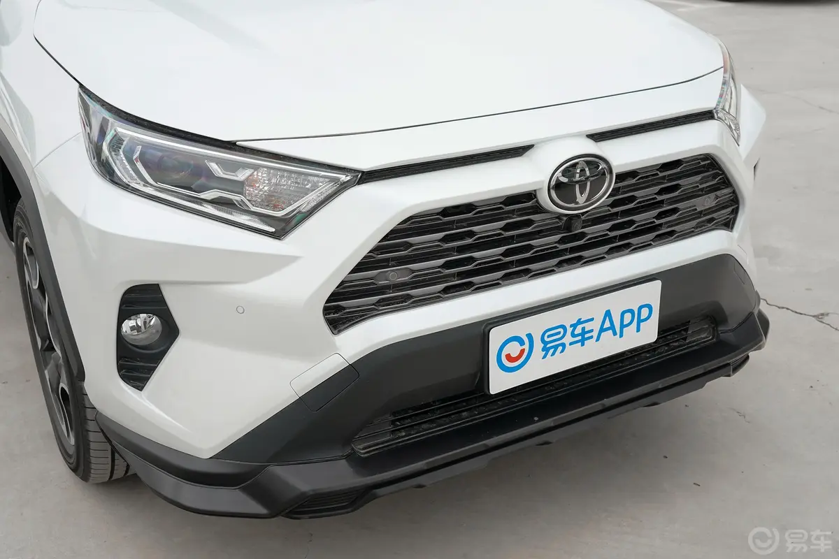 RAV4荣放2.0L CVT 两驱 尊贵版前格栅侧俯拍