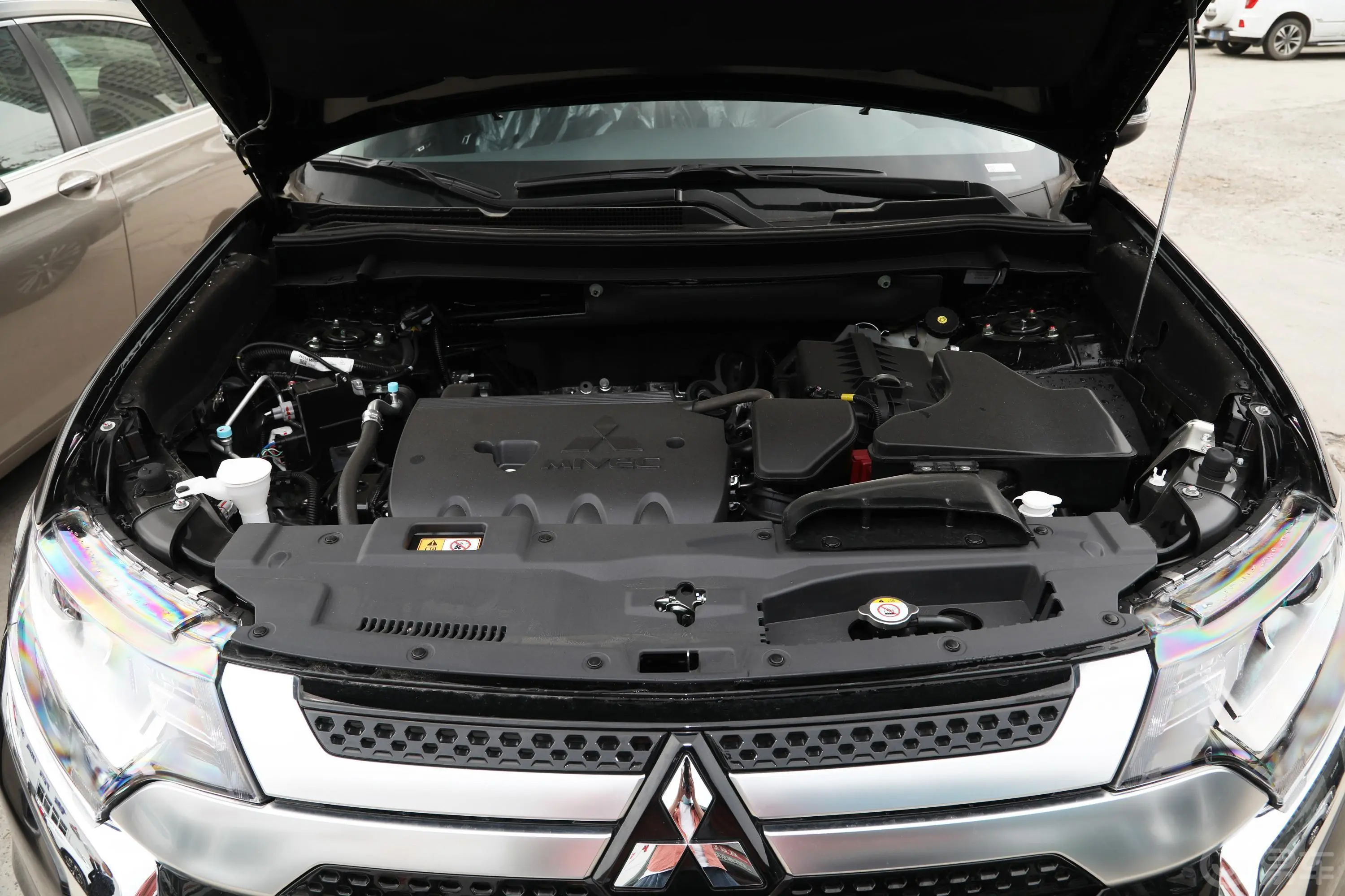 欧蓝德2.0L CVT 两驱 畅享版 7座发动机舱整体