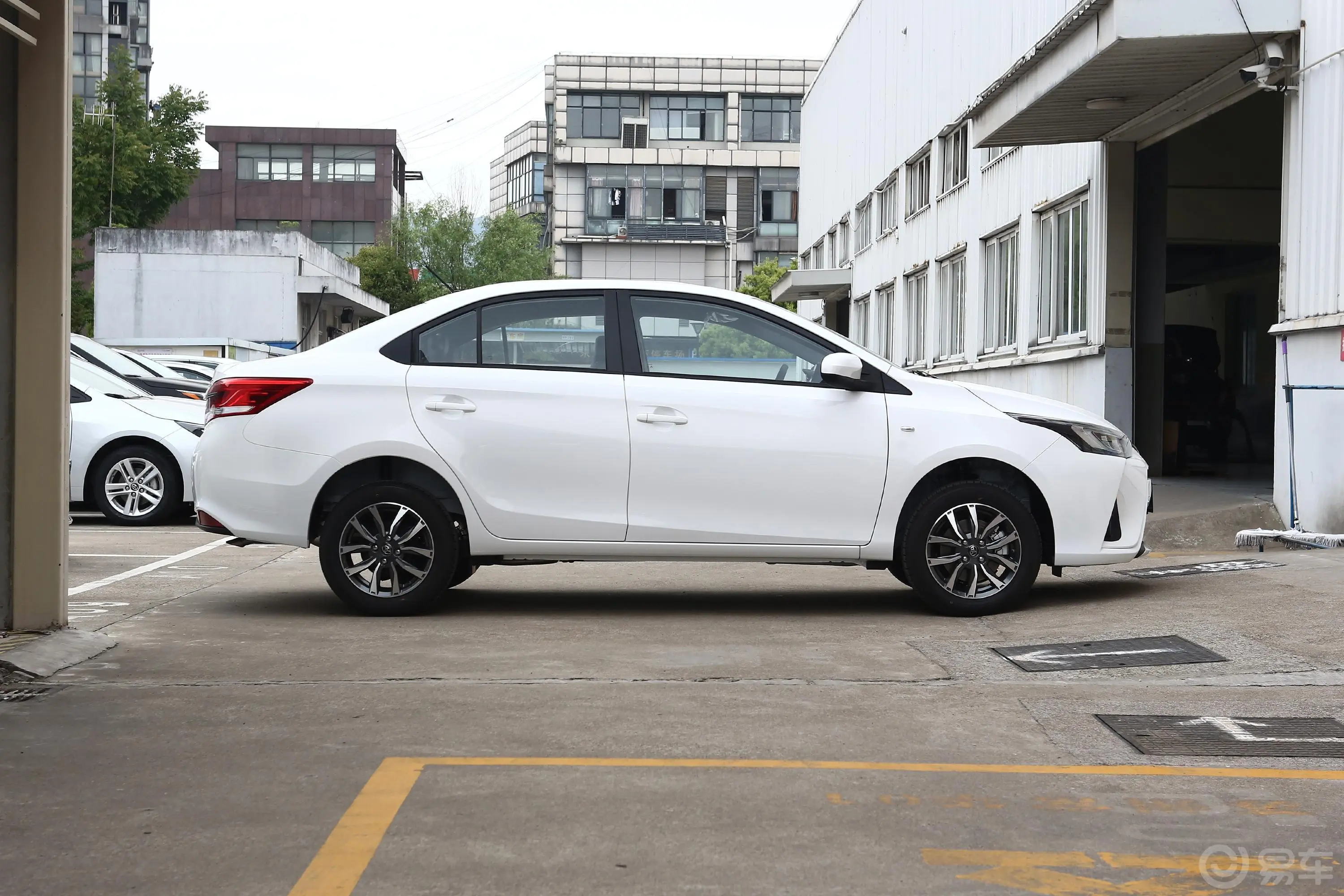 YARiS L 致享1.5 CVT 豪华版正侧车头向右水平