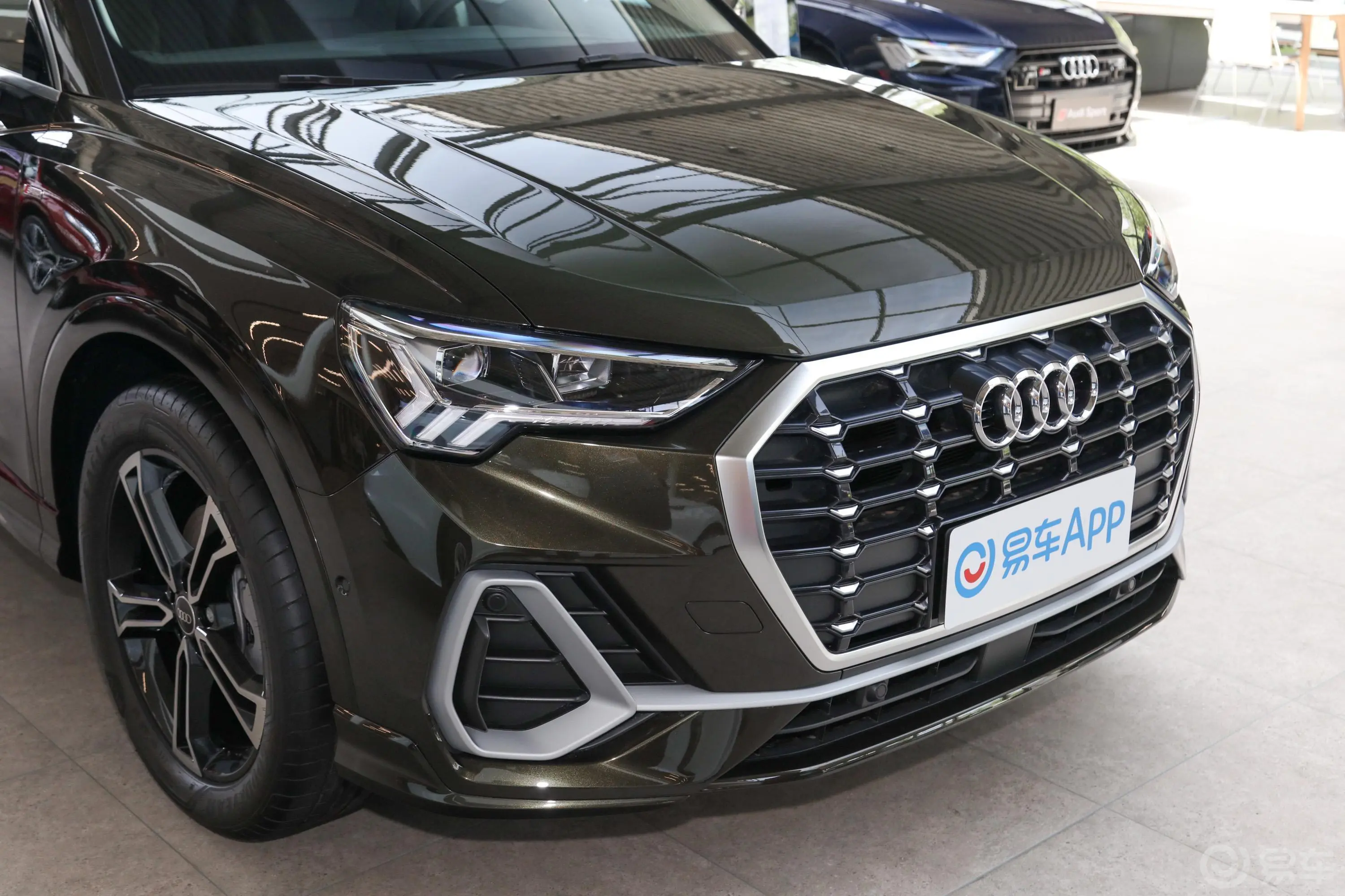 奥迪Q335 TFSI 时尚动感型前格栅侧俯拍