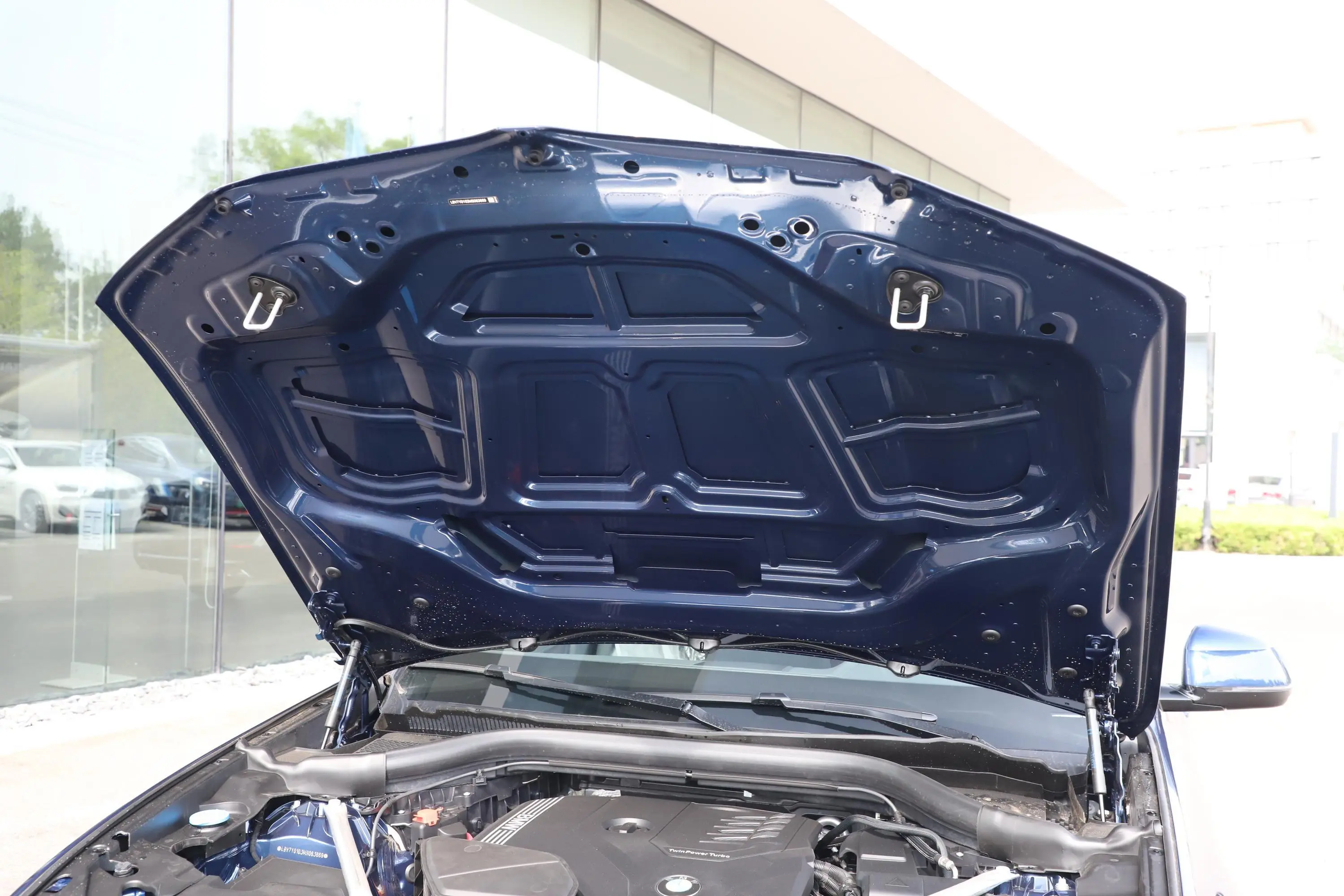 宝马X3改款 xDrive 28i 豪华套装发动机舱盖内侧