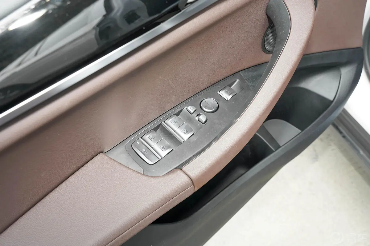 宝马X3改款 xDrive 25i 豪华套装车窗调节整体