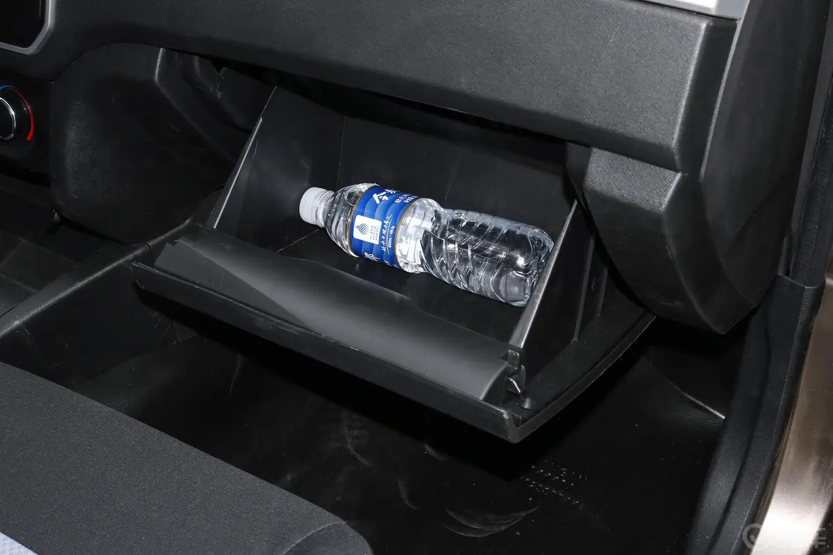 神骐F30创业版 1.5L 手动 双排长轴 基本型手套箱空间水瓶横置
