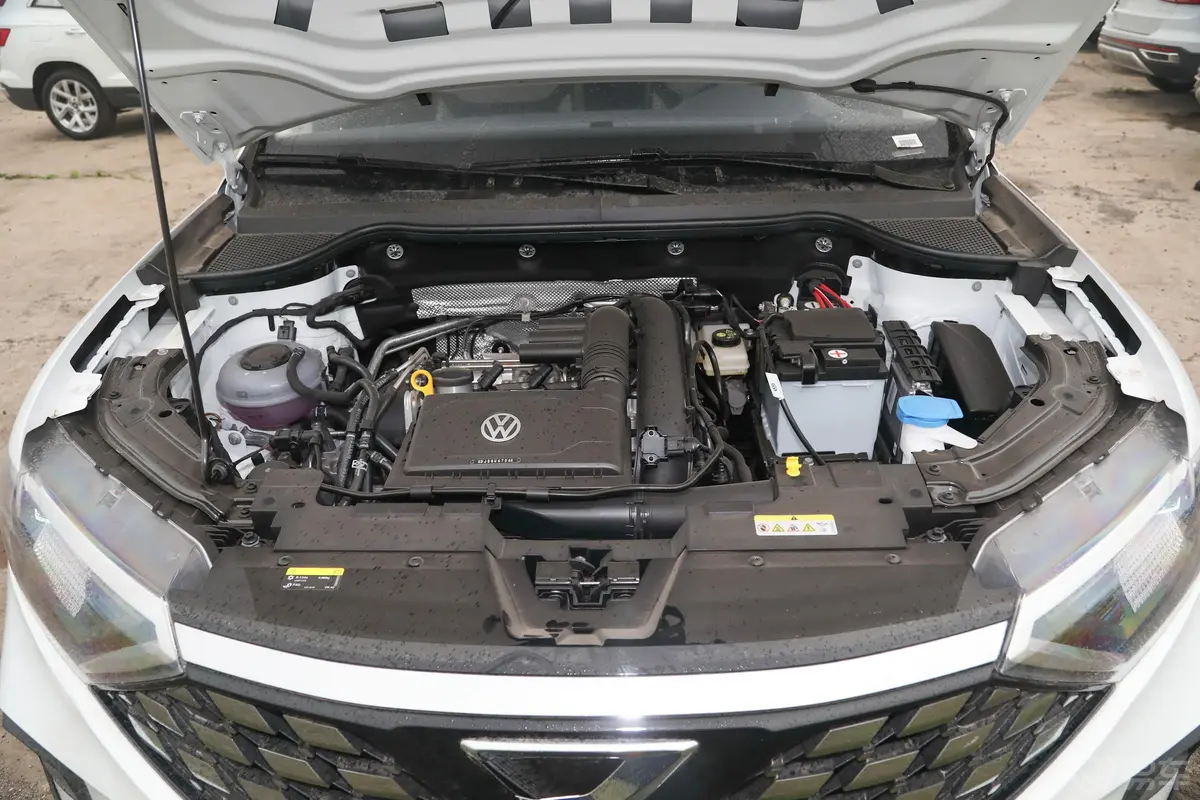 捷达VS7280TSI 手动 进取型发动机舱整体