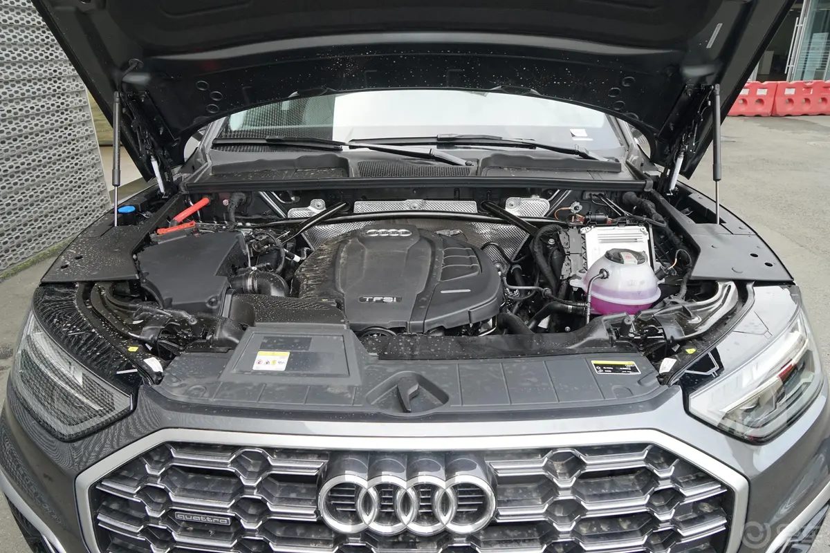 奥迪Q5L40 TFSI 豪华动感型发动机舱整体