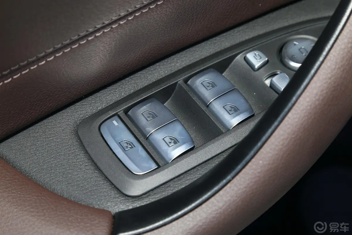 宝马X1改款 xDrive25Li 尊享型车窗调节整体