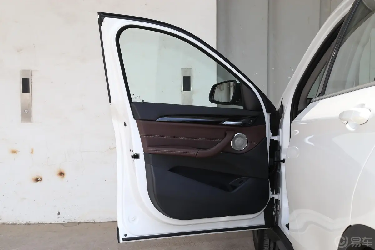 宝马X1改款 sDrive20Li 时尚型驾驶员侧前车门