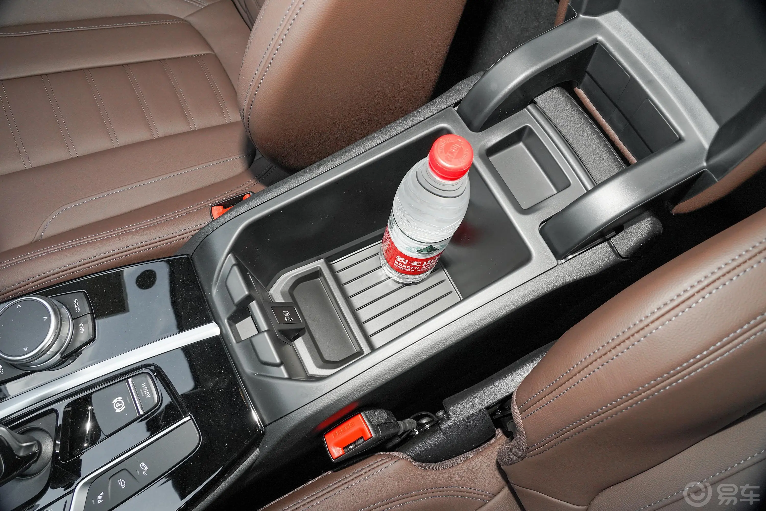 宝马X3改款 xDrive 30i 领先型 M运动套装前排扶手箱储物格