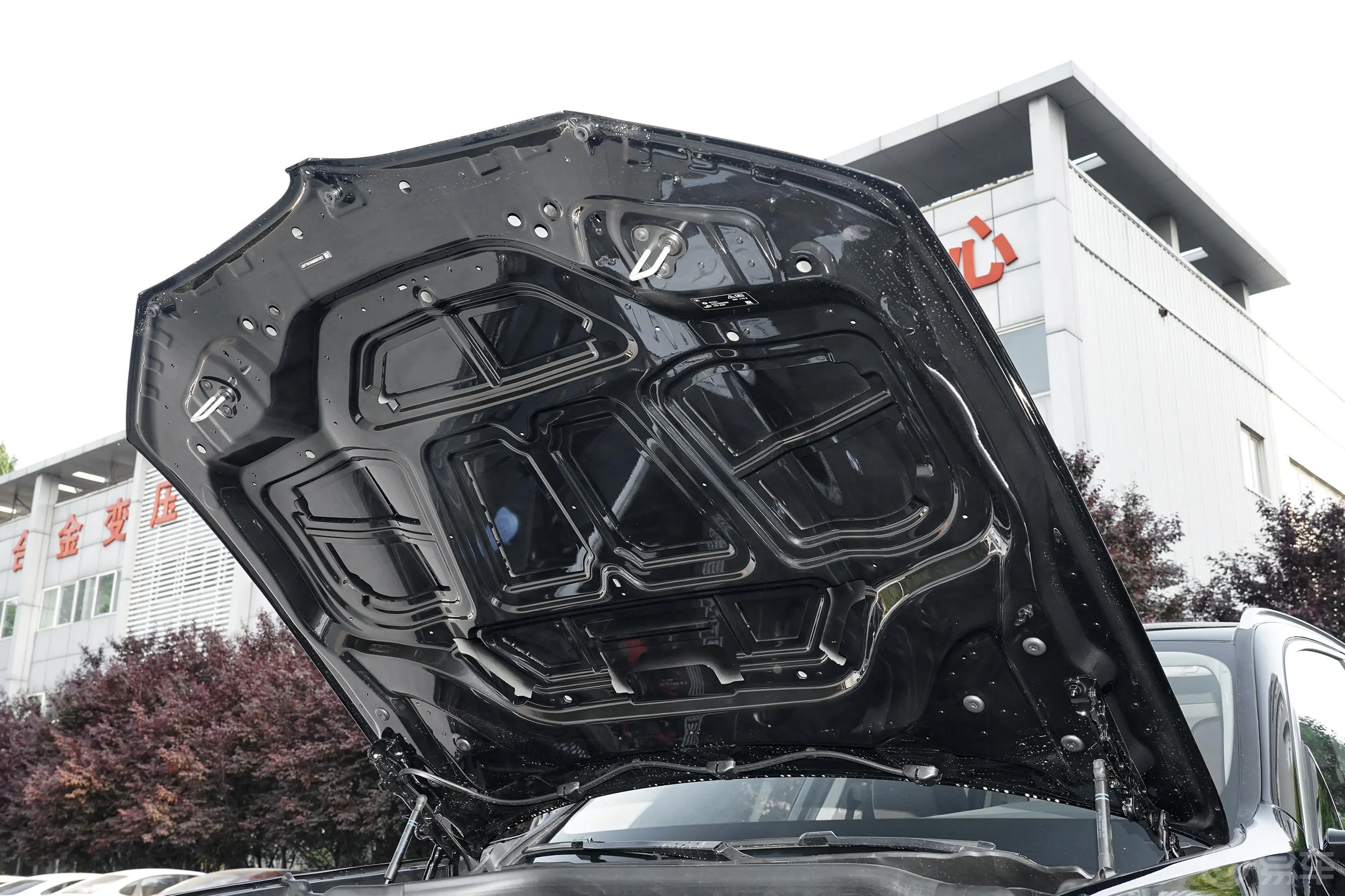宝马X3改款 xDrive 30i 领先型 M运动套装发动机舱盖内侧