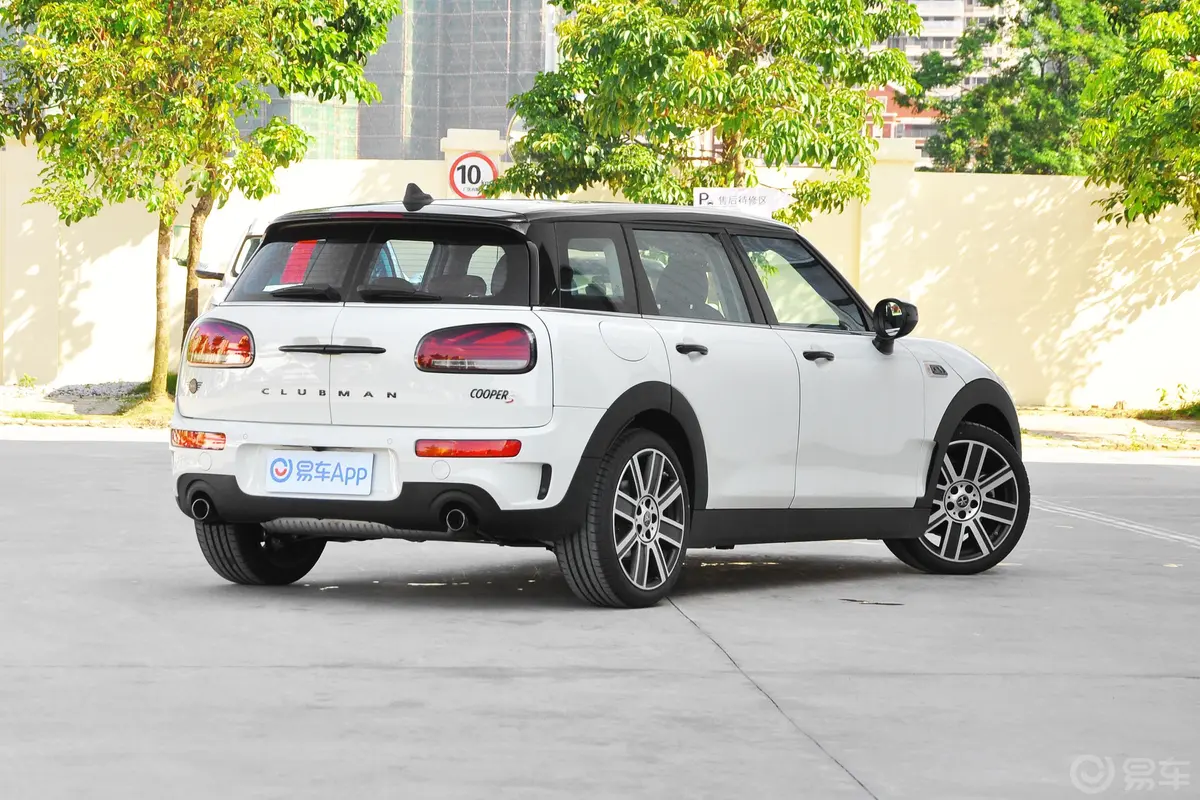 MINI CLUBMAN2.0T COOPER S侧后45度车头向右水平