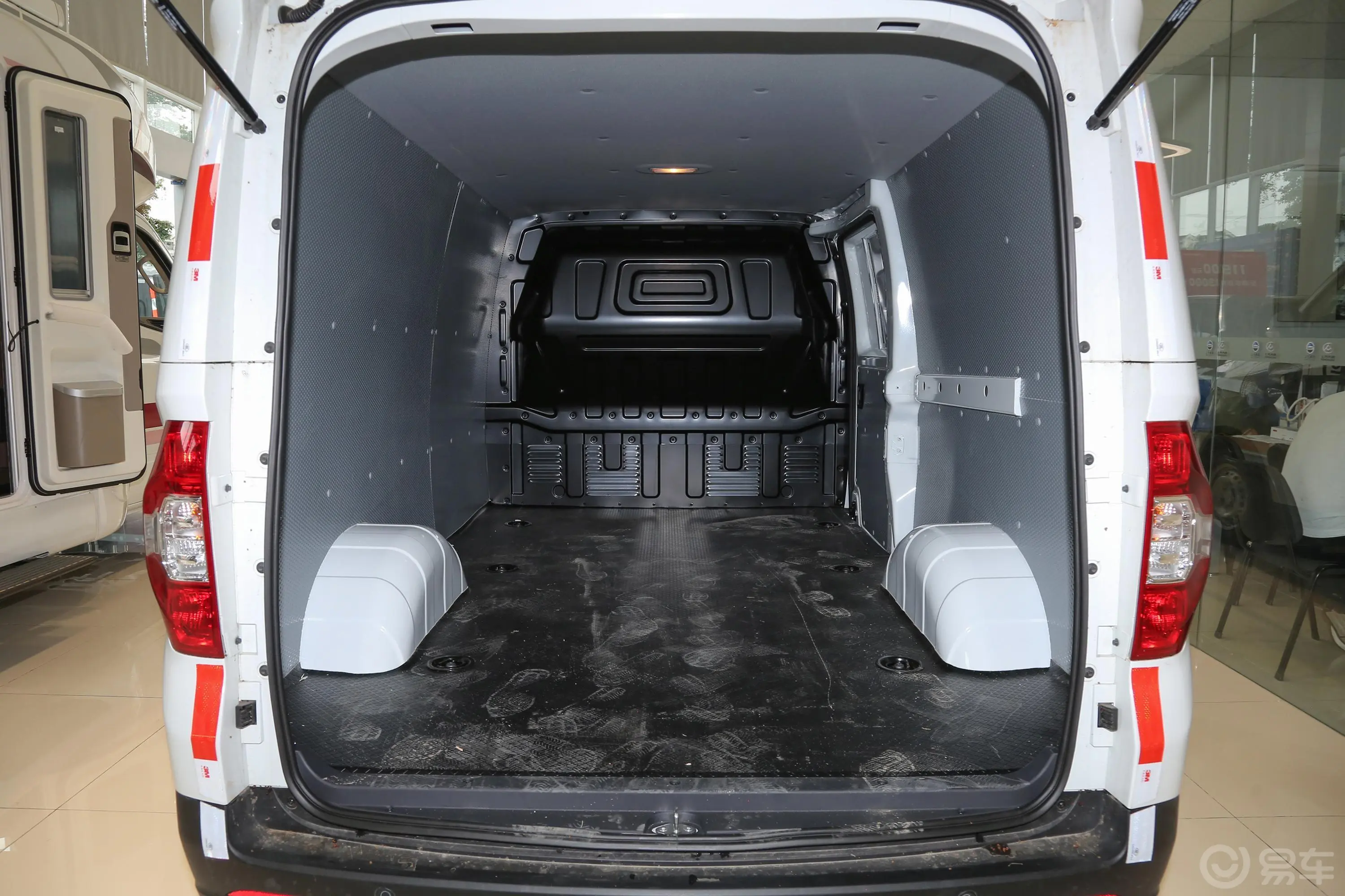 大通EV30303km 长轴标准版后备厢空间特写