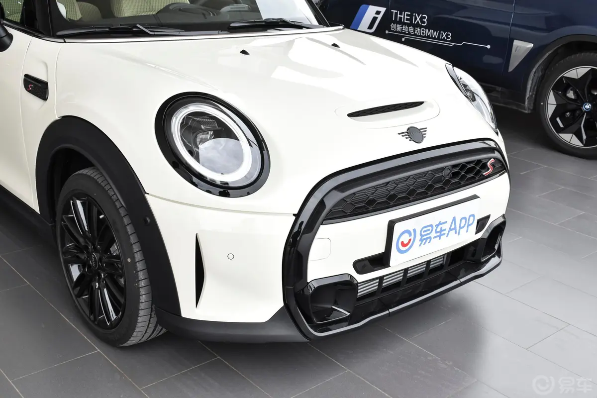 MINI2.0T COOPER S 经典派前格栅侧俯拍