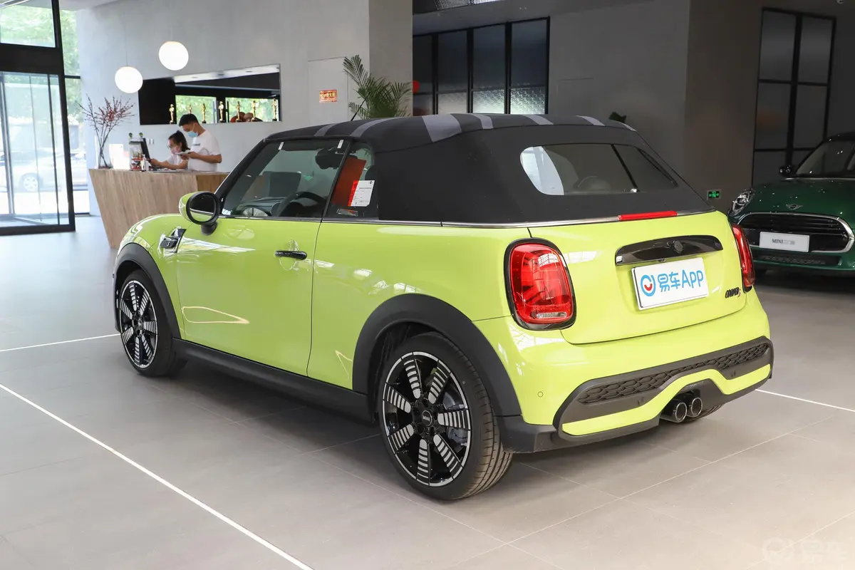 MINI CABRIO2.0T COOPER S CABRIO 艺术家侧后45度车头向左水平