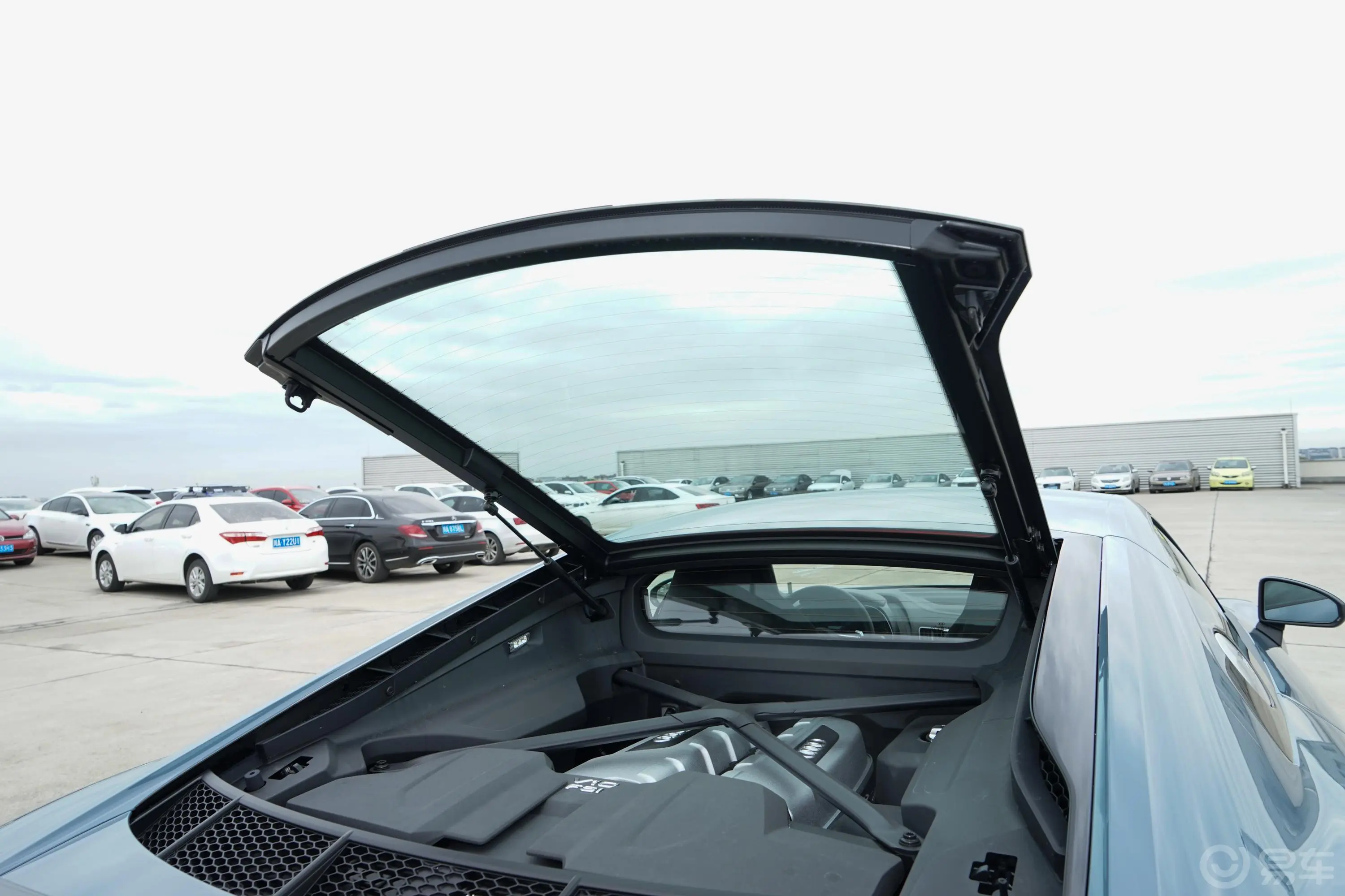 奥迪R8R8 V10 Coupe Performance发动机舱盖内侧