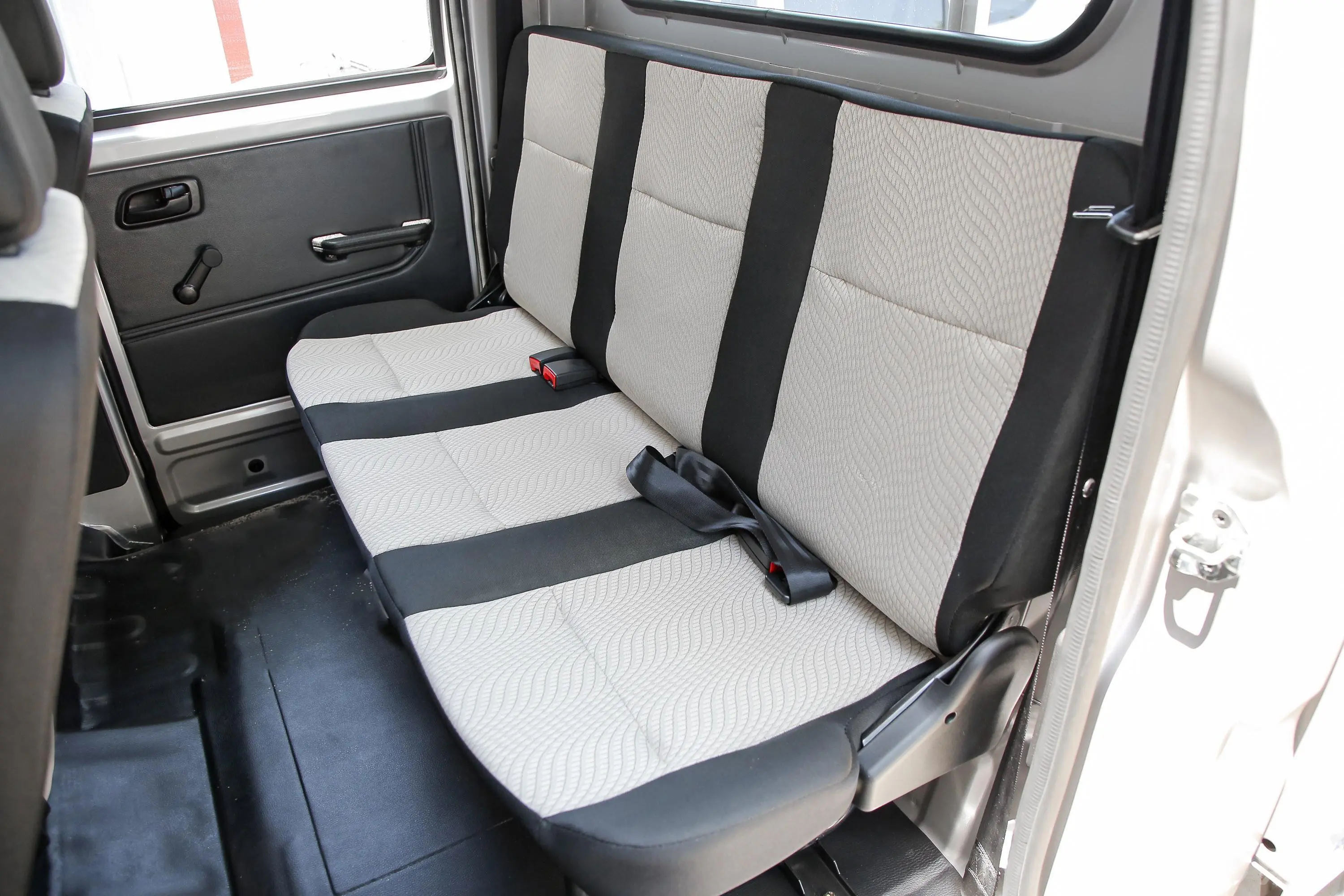 新豹T3标准版 东安1.6L 122马力 2.52米栏板 双排 汽油 国Ⅵ后排座椅