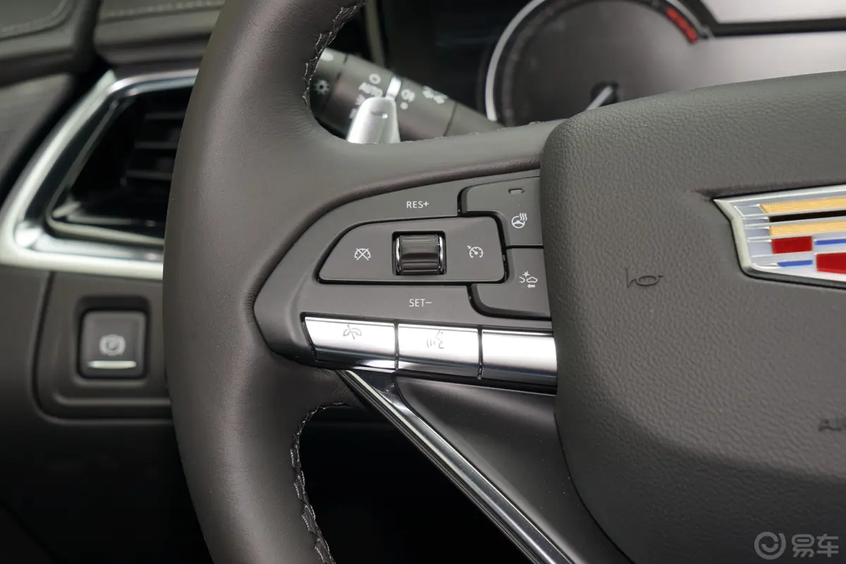 凯迪拉克XT6改款 2.0T 轻混 四驱尊贵型 6座左侧方向盘功能按键