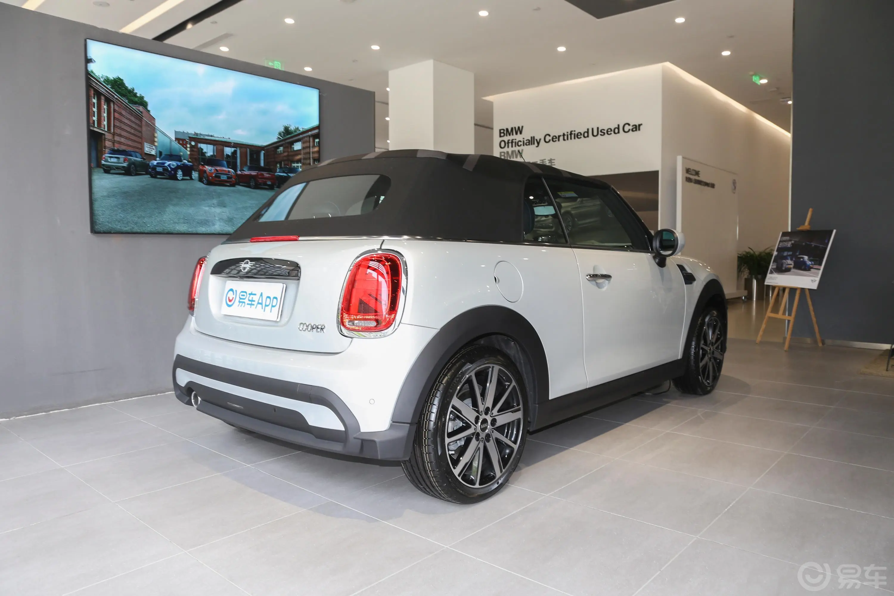 MINI CABRIO1.5T COOPER CABRIO Sidewalk侧后45度车头向右水平