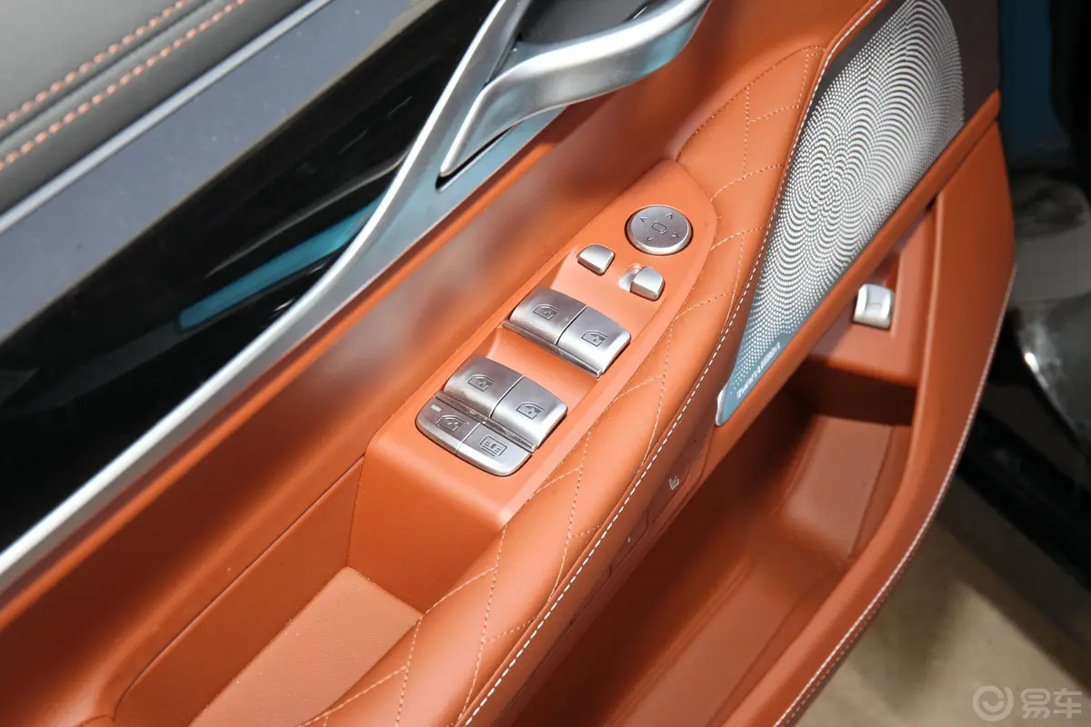 宝马7系改款 M760Li xDrive V12 豪华套装车窗调节整体