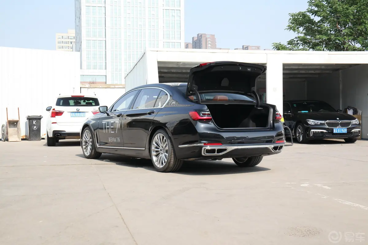 宝马7系改款 M760Li xDrive V12 豪华套装后备厢开启45度侧拍