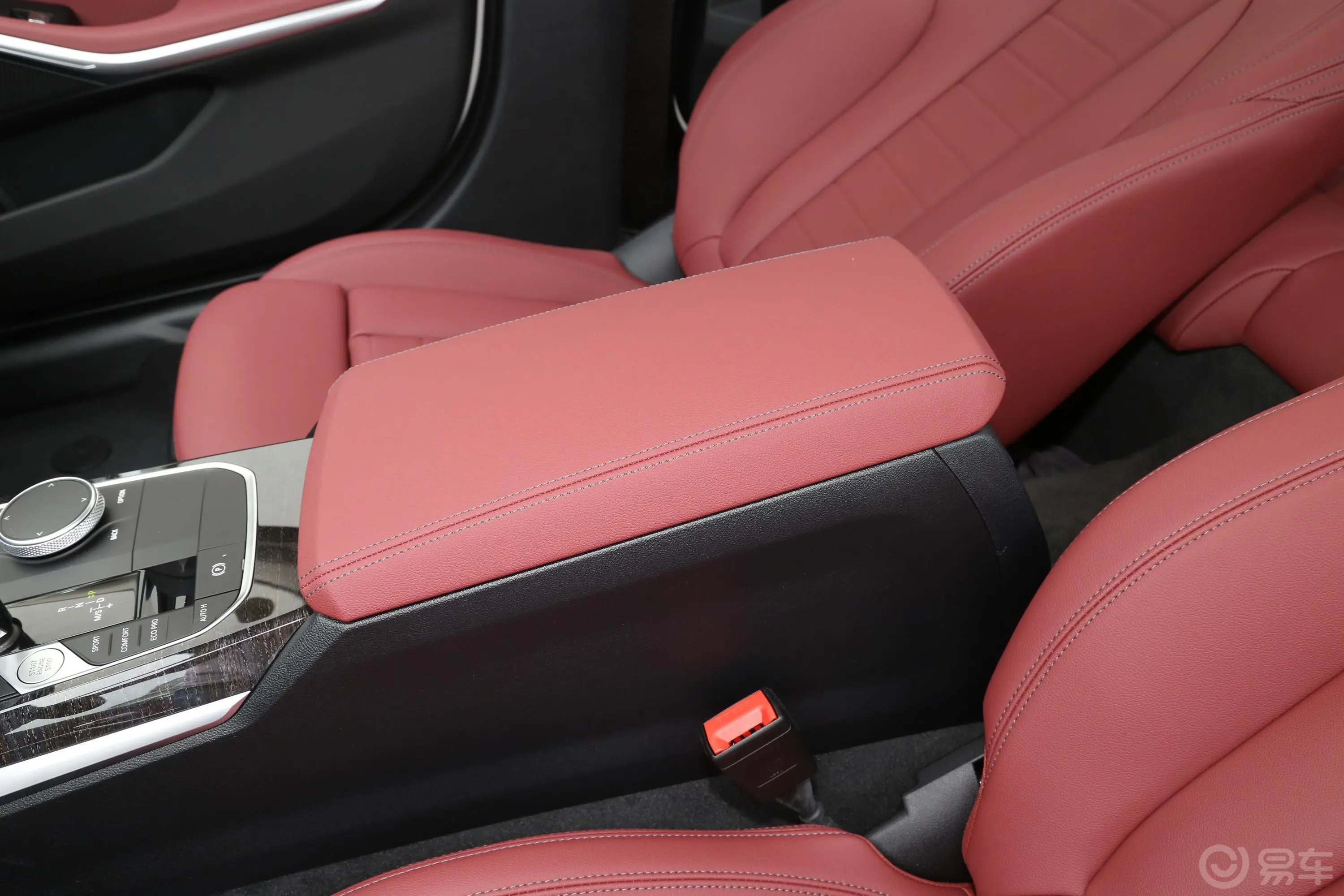 宝马3系改款2 325Li xDrive M运动套装前排中央扶手