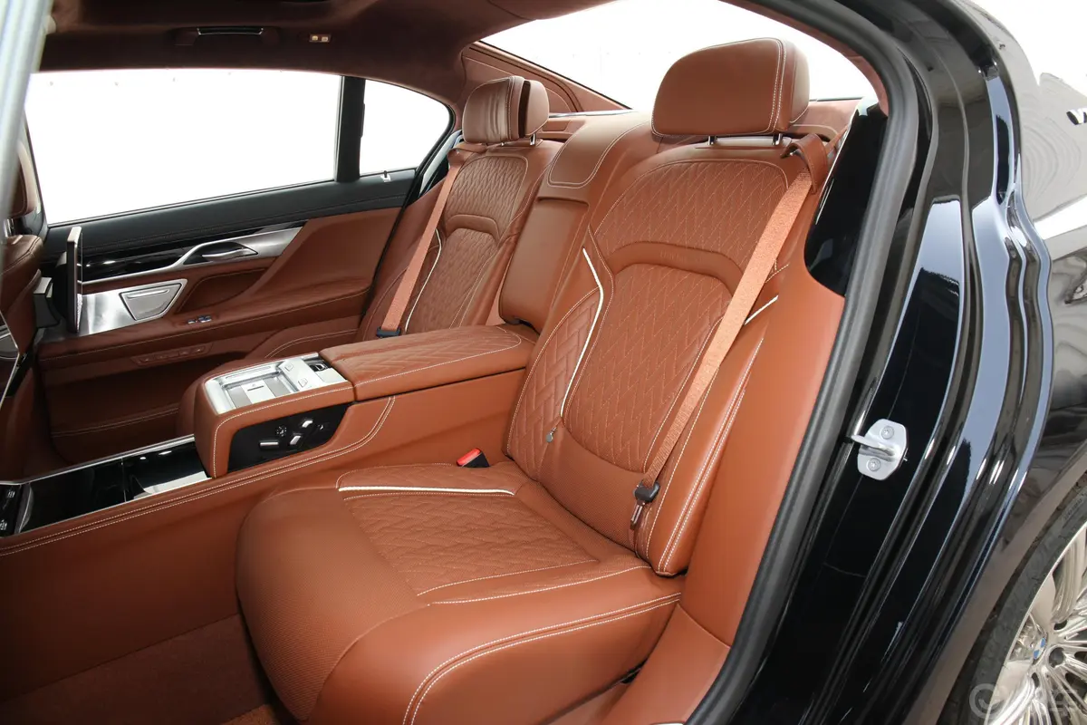 宝马7系改款 M760Li xDrive V12 豪华套装后排座椅