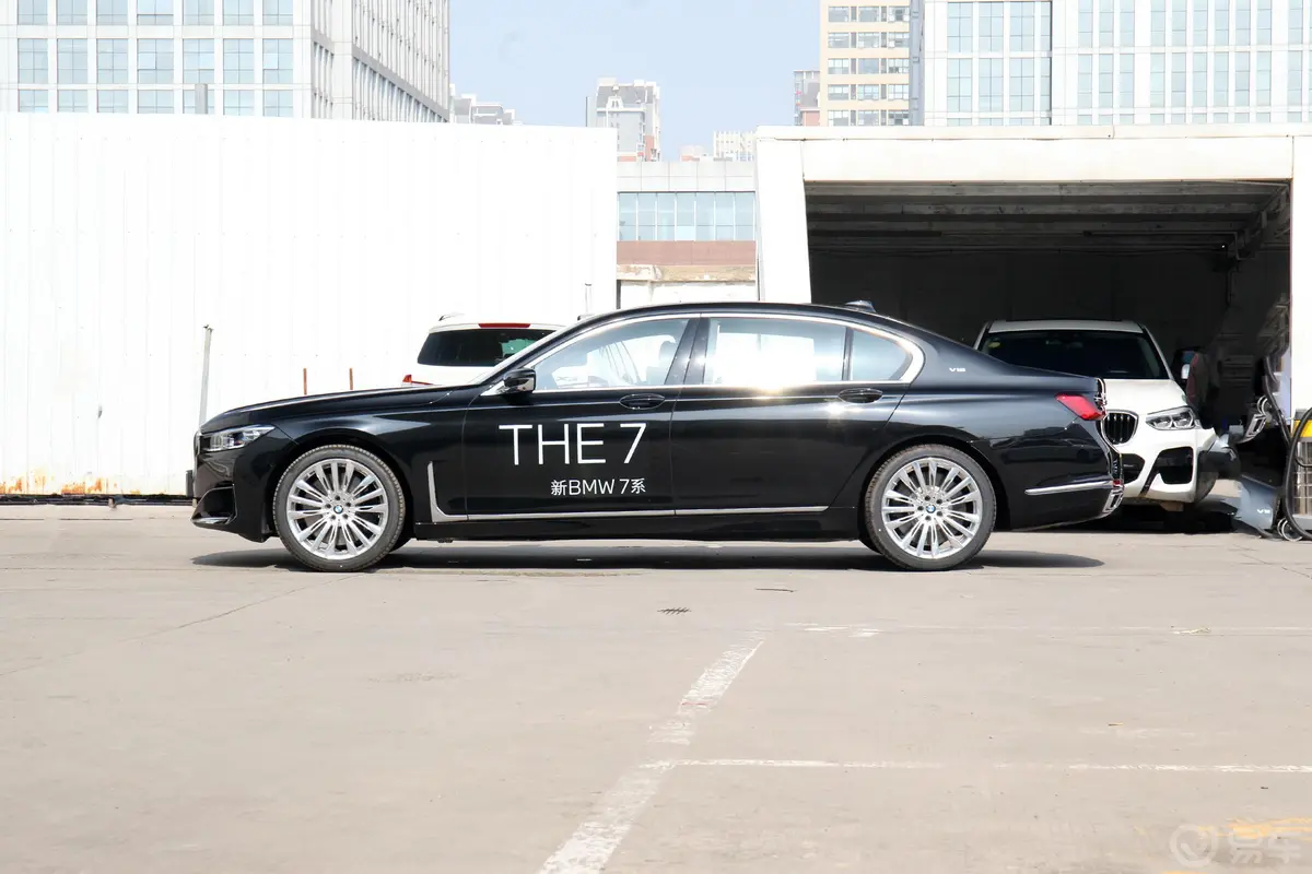 宝马7系改款 M760Li xDrive V12 豪华套装正侧车头向左水平