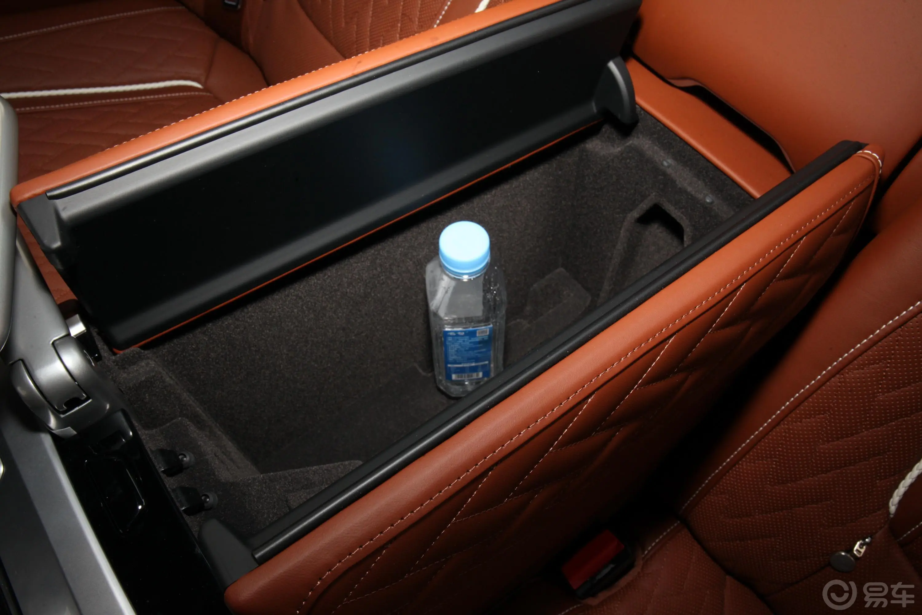 宝马7系改款 M760Li xDrive V12 豪华套装空间