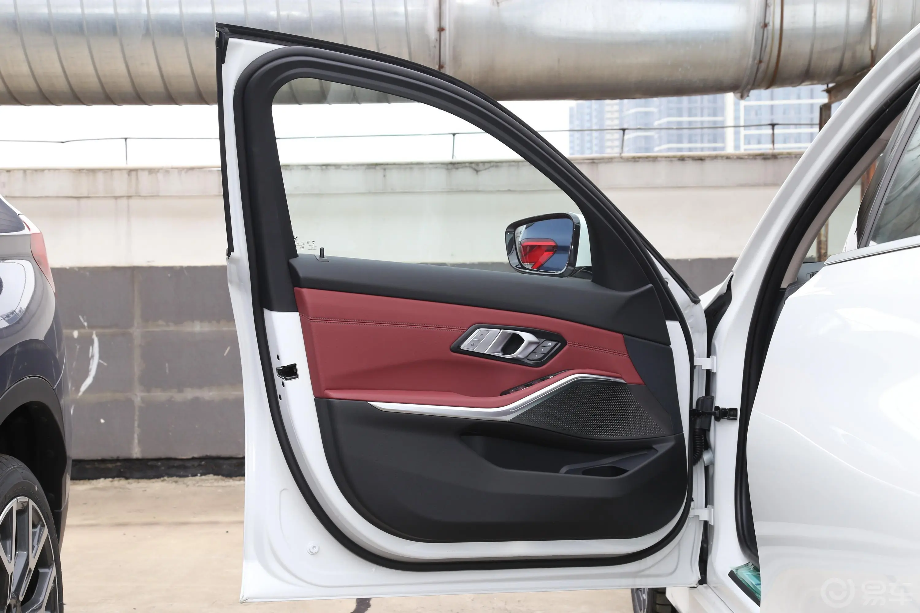 宝马3系改款2 325Li xDrive M运动套装驾驶员侧前车门