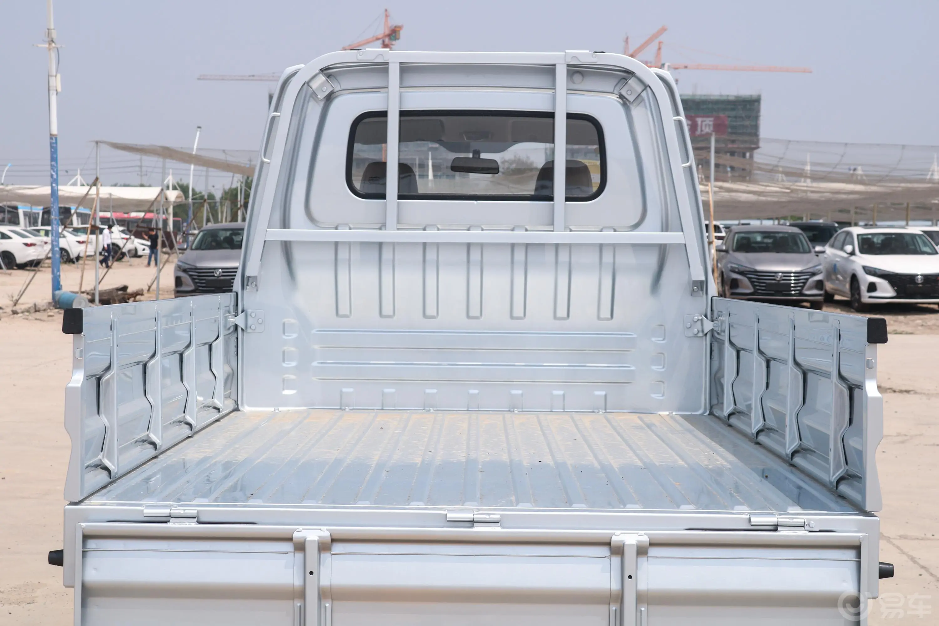 长安星卡1.5L 长轴版 双排 基本型后备厢空间特写