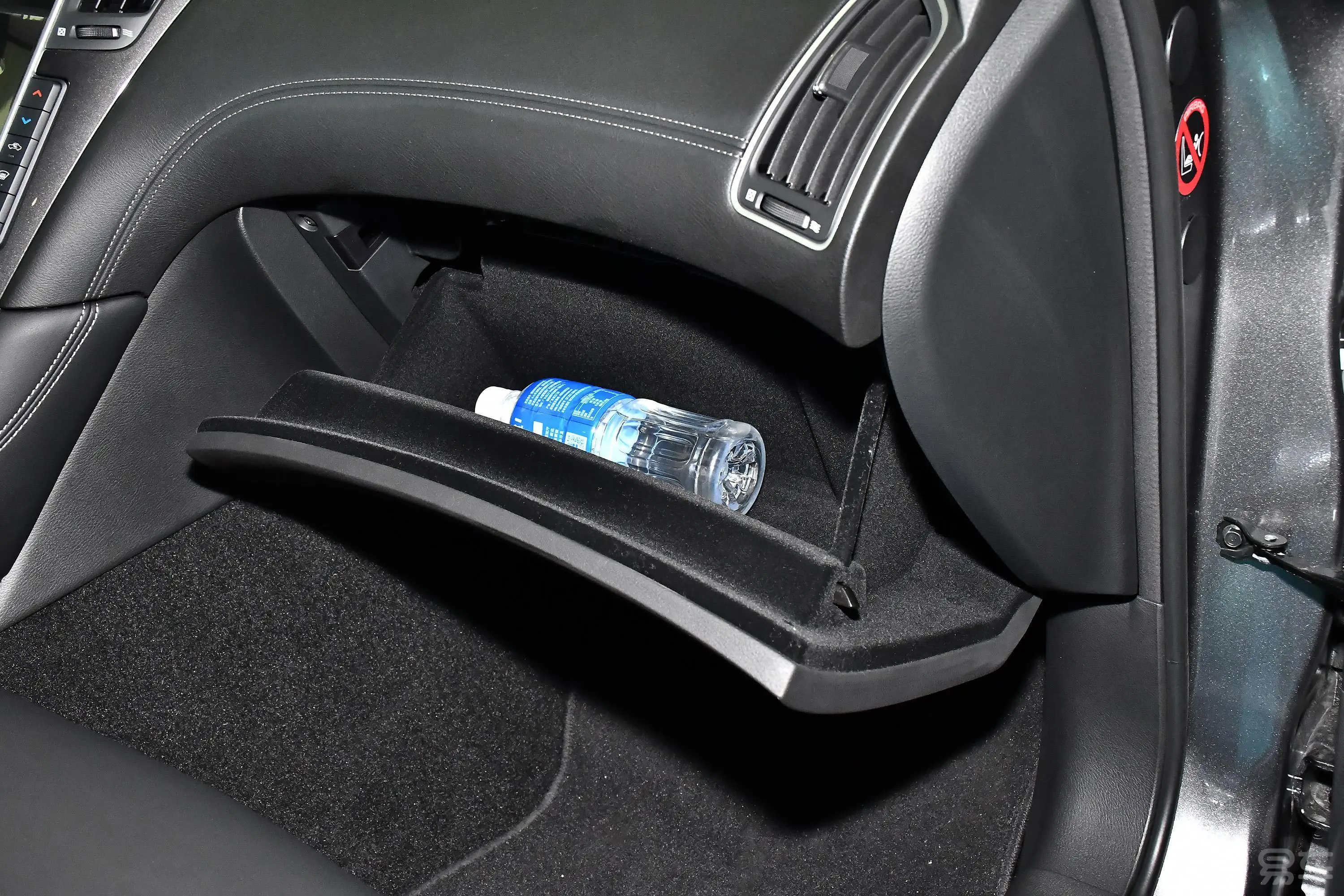 英菲尼迪Q50L2.0T 舒适版手套箱空间水瓶横置