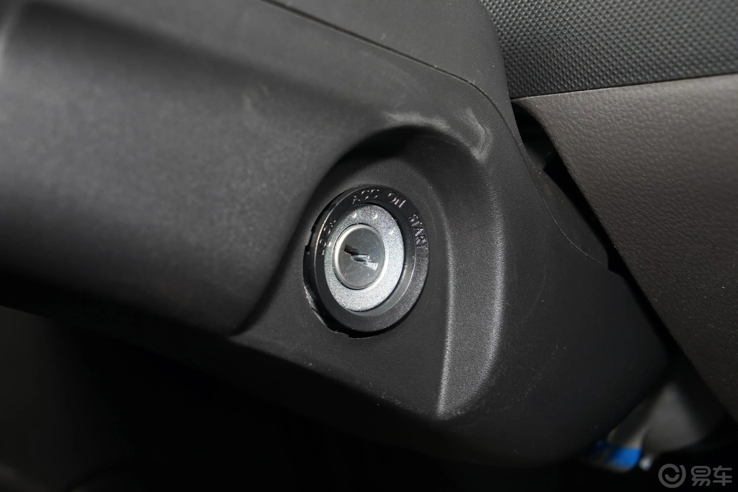 五菱荣光1.5L 手动 加长标准型 封窗车(空调版) 2座 国VI钥匙孔或一键启动按键