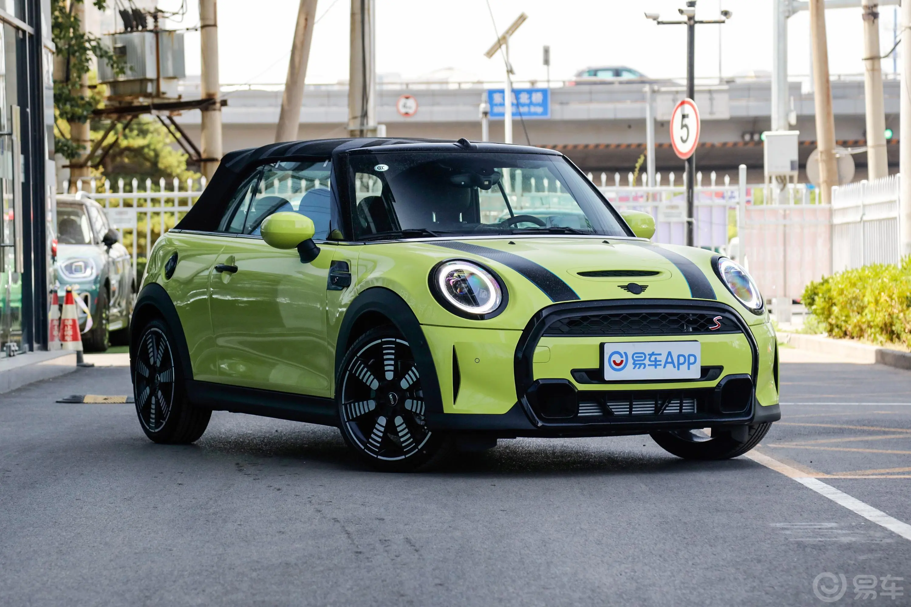 MINI CABRIO2.0T COOPER S CABRIO Sidewalk外观