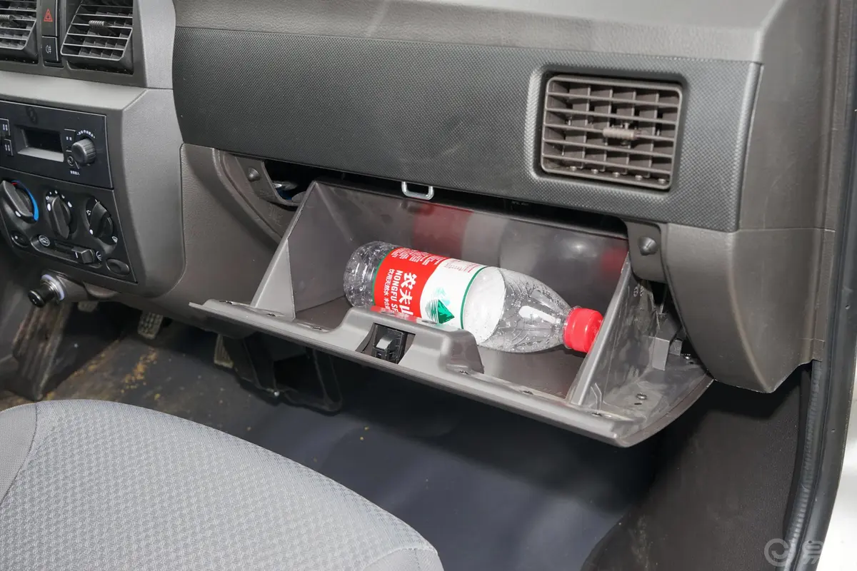 五菱荣光1.5L 手动 加长标准型 封窗车(空调版) 2座 国VI手套箱空间水瓶横置