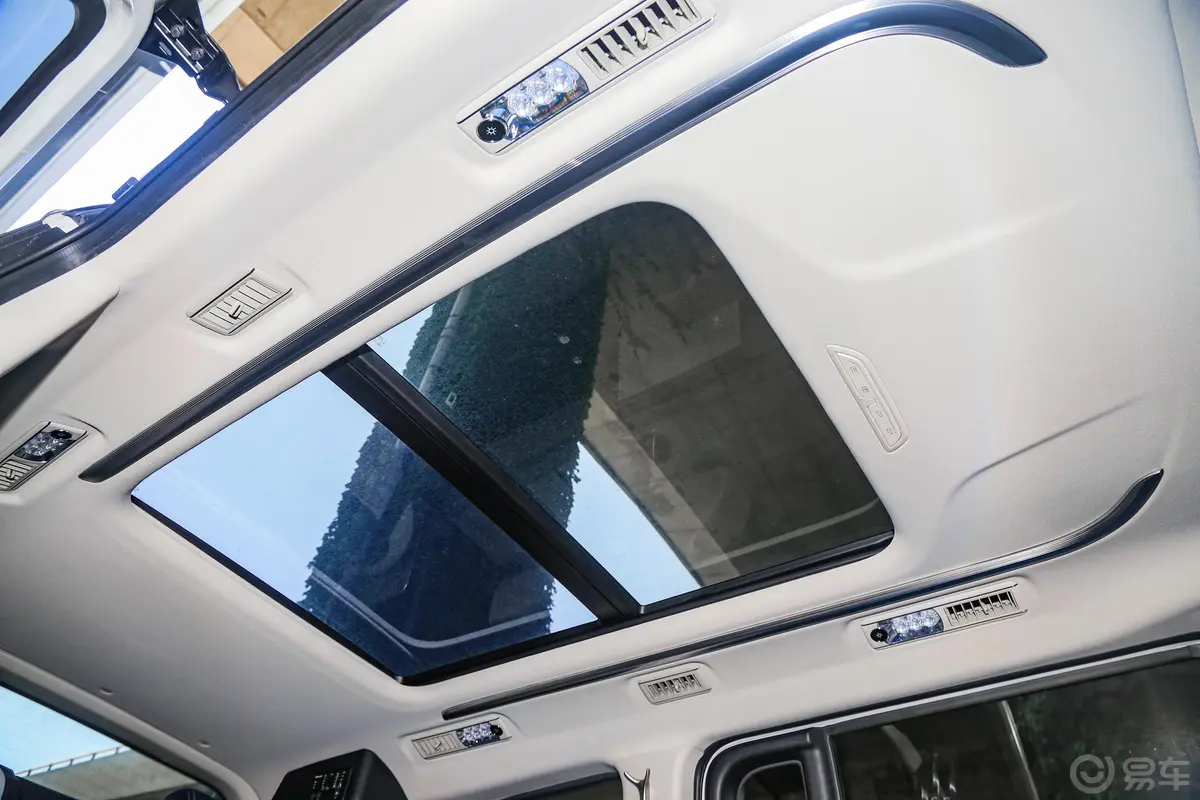上汽大通MAXUS G20房车旅行家G20 2.0T 手自一体 阳光版天窗内拍关闭