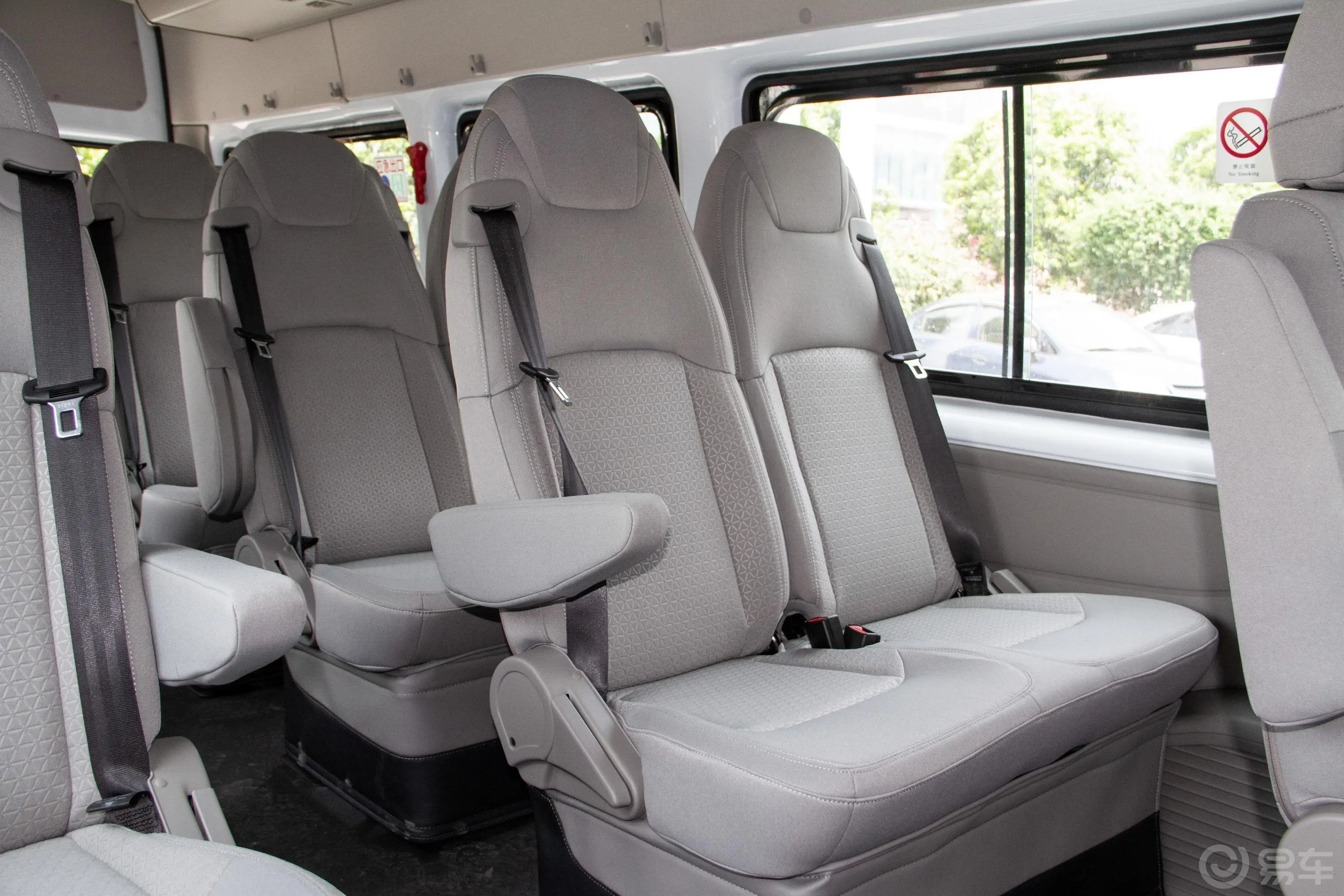 新世代全顺Pro 2.2T 手动 加长轴后双胎高顶(无侧拉门) 普通型客车 17座 柴油 国VI后排座椅