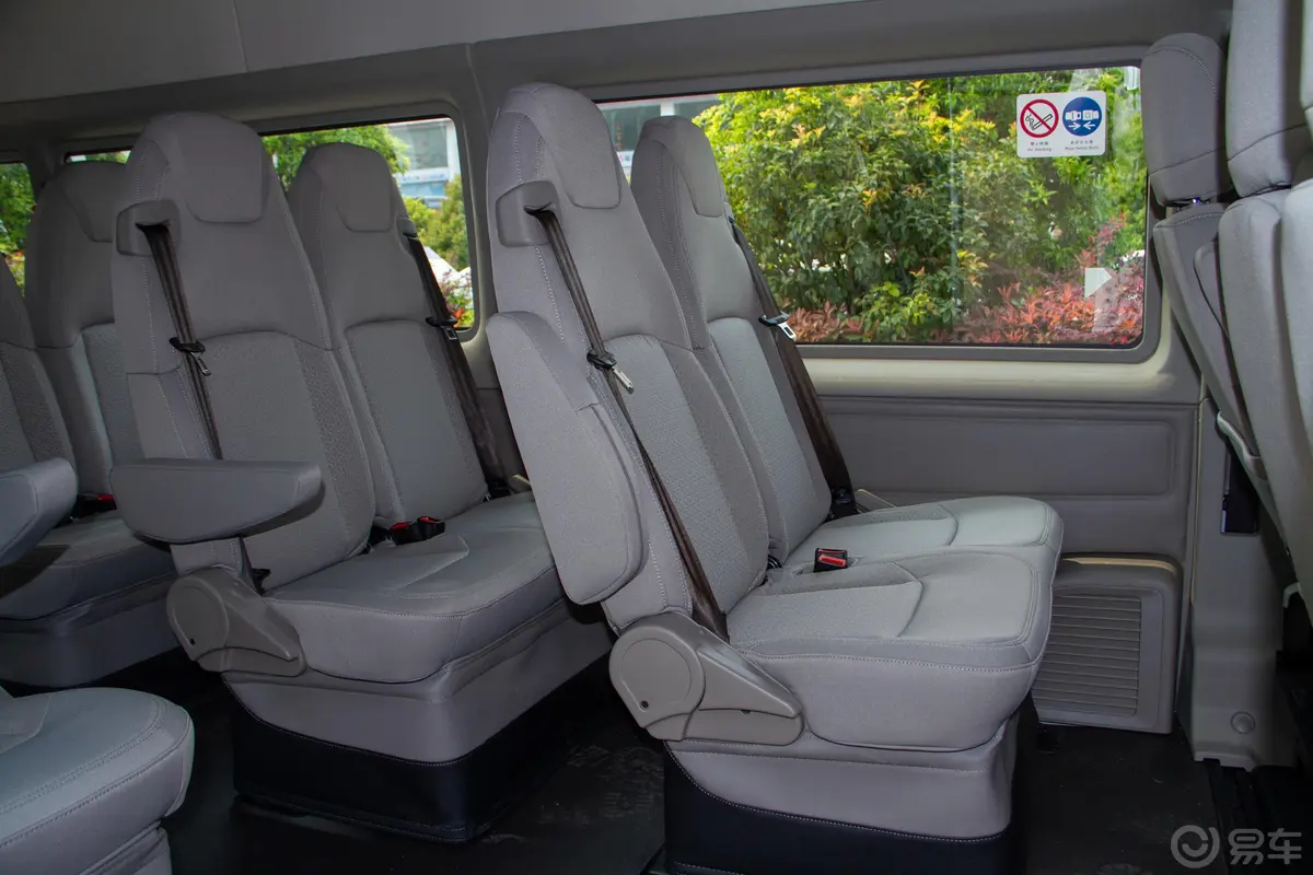 新世代全顺Pro 2.2T 手动 长轴5.9米后双胎高顶 普通型客车 15座 柴油 国VI后排座椅