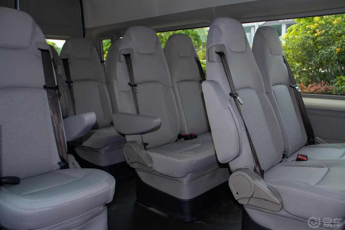 新世代全顺Pro 2.2T 手动 长轴5.9米后双胎高顶 普通型客车 15座 柴油 国VI第三排座椅