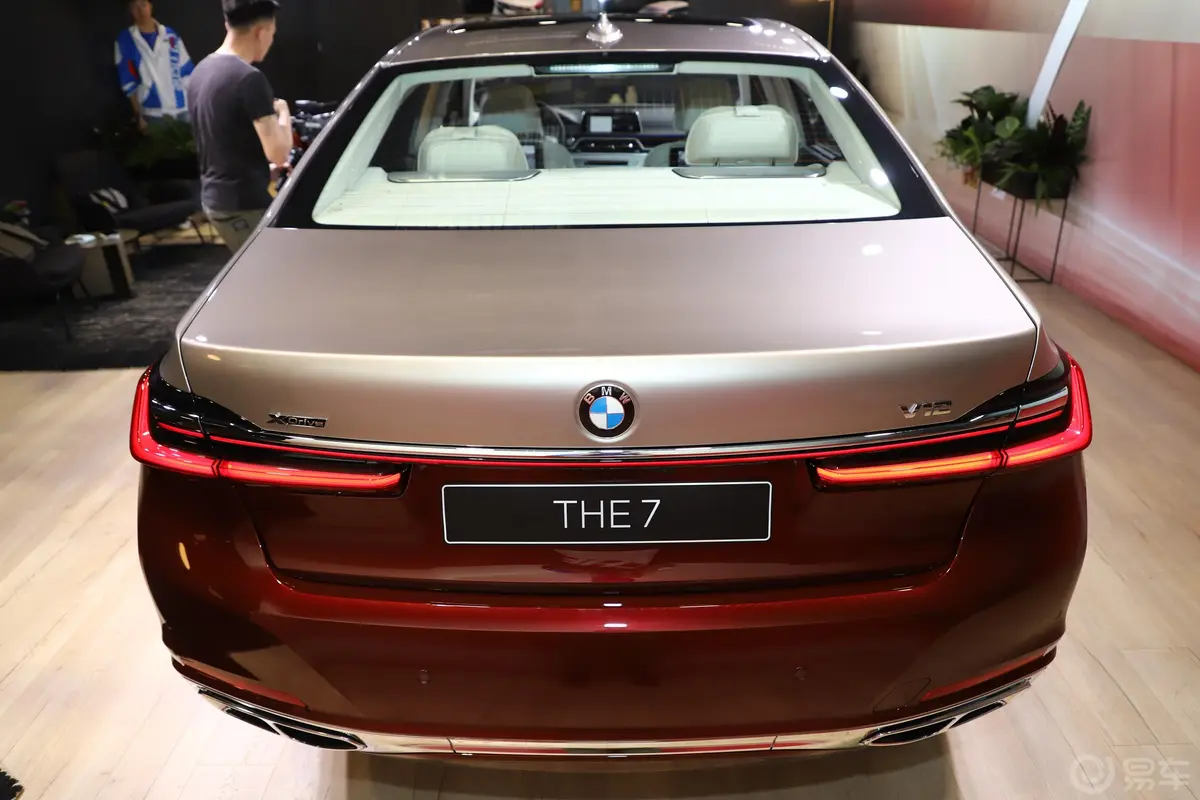 宝马7系M760Li xDrive V12 耀影特别版正后水平