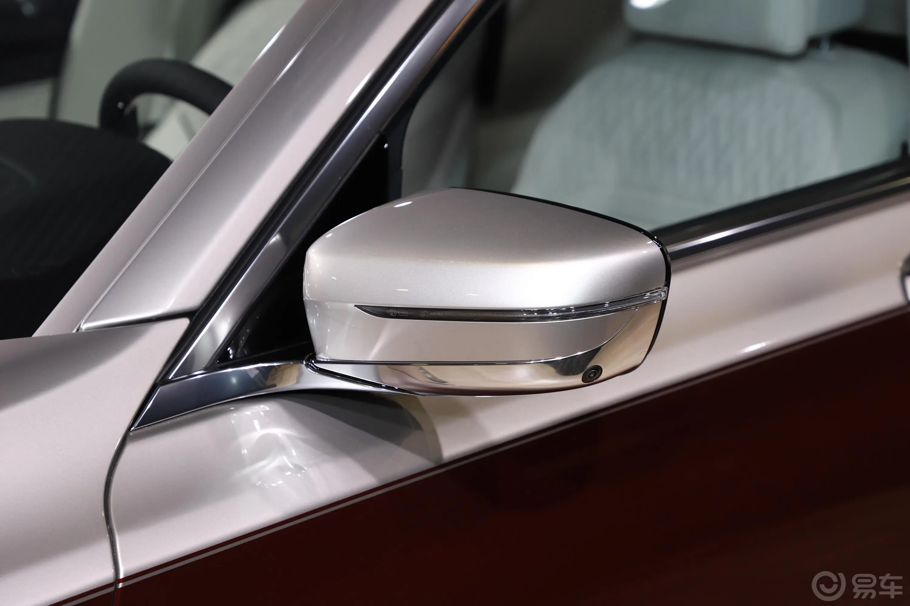 宝马7系M760Li xDrive V12 耀影特别版主驾驶后视镜背面