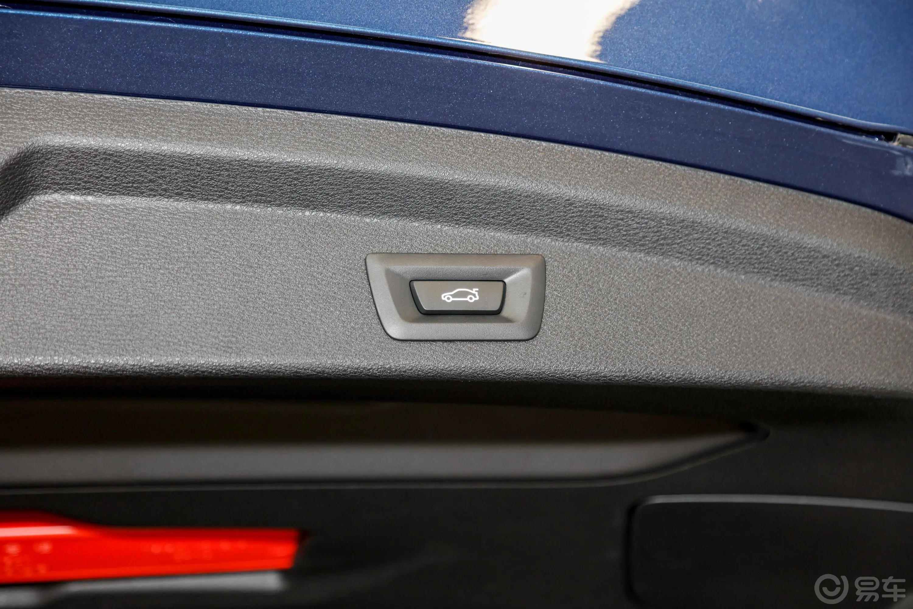 宝马X2sDrive25i 锋芒版电动尾门按键（手动扶手）