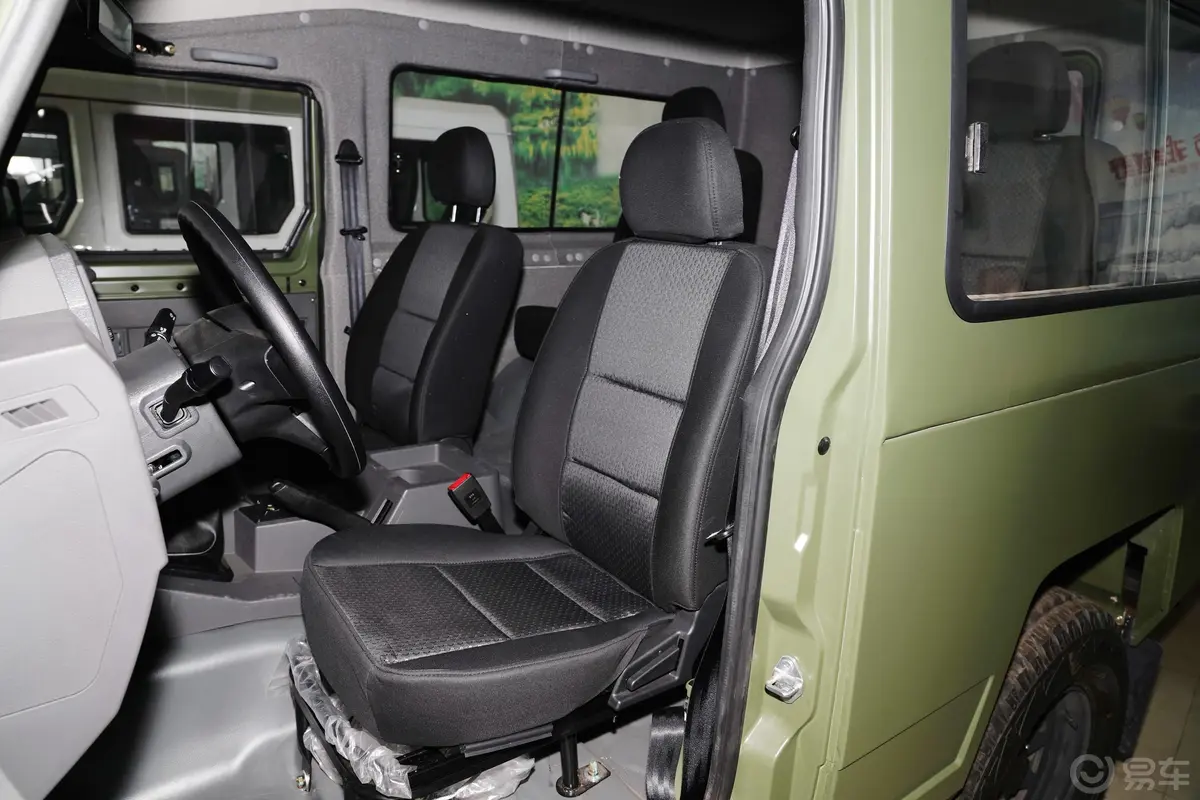 勇士改款 2.4T 手动 四驱 三门短轴汽油版 国VI驾驶员座椅