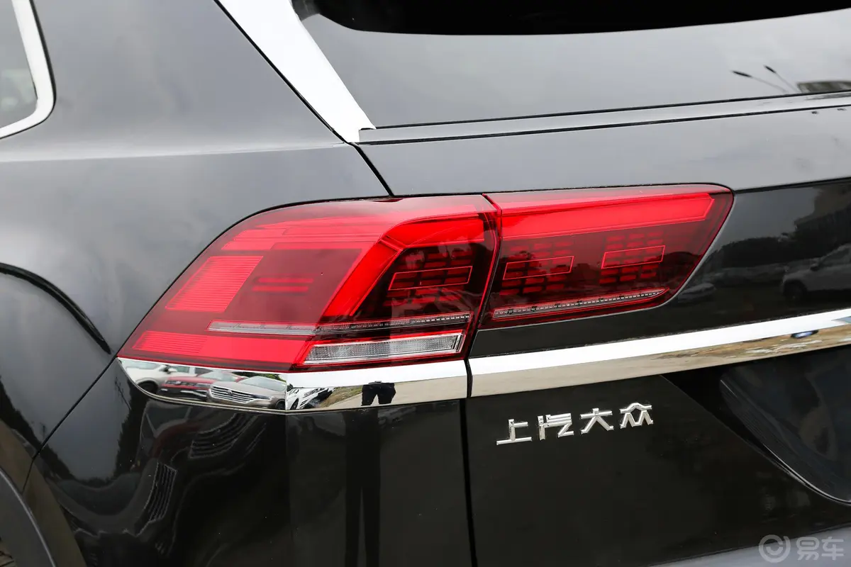 途昂X330TSI 两驱 豪华版尾灯侧45度俯拍