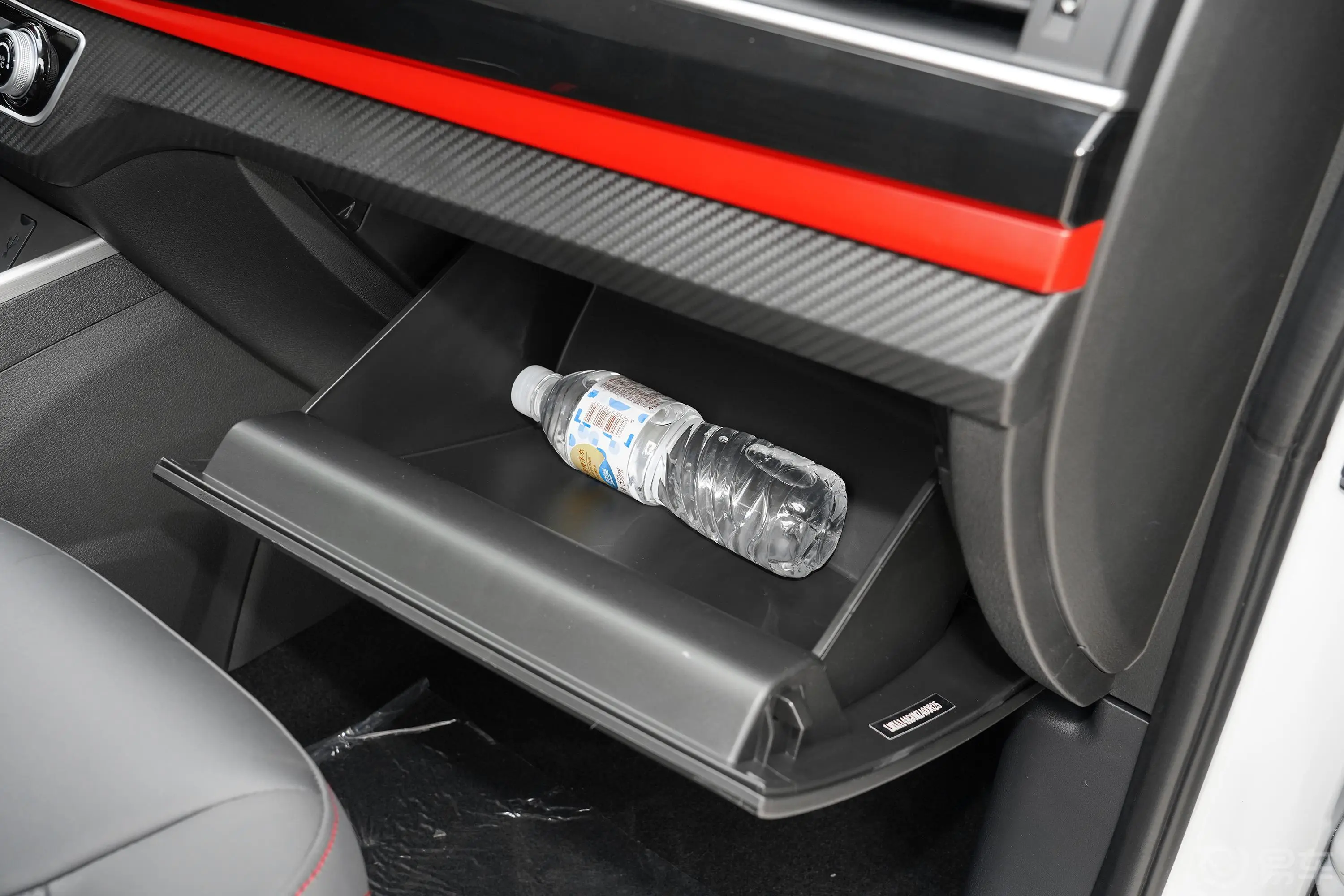 风行SX61.6L 手动 环球纪念版手套箱空间水瓶横置