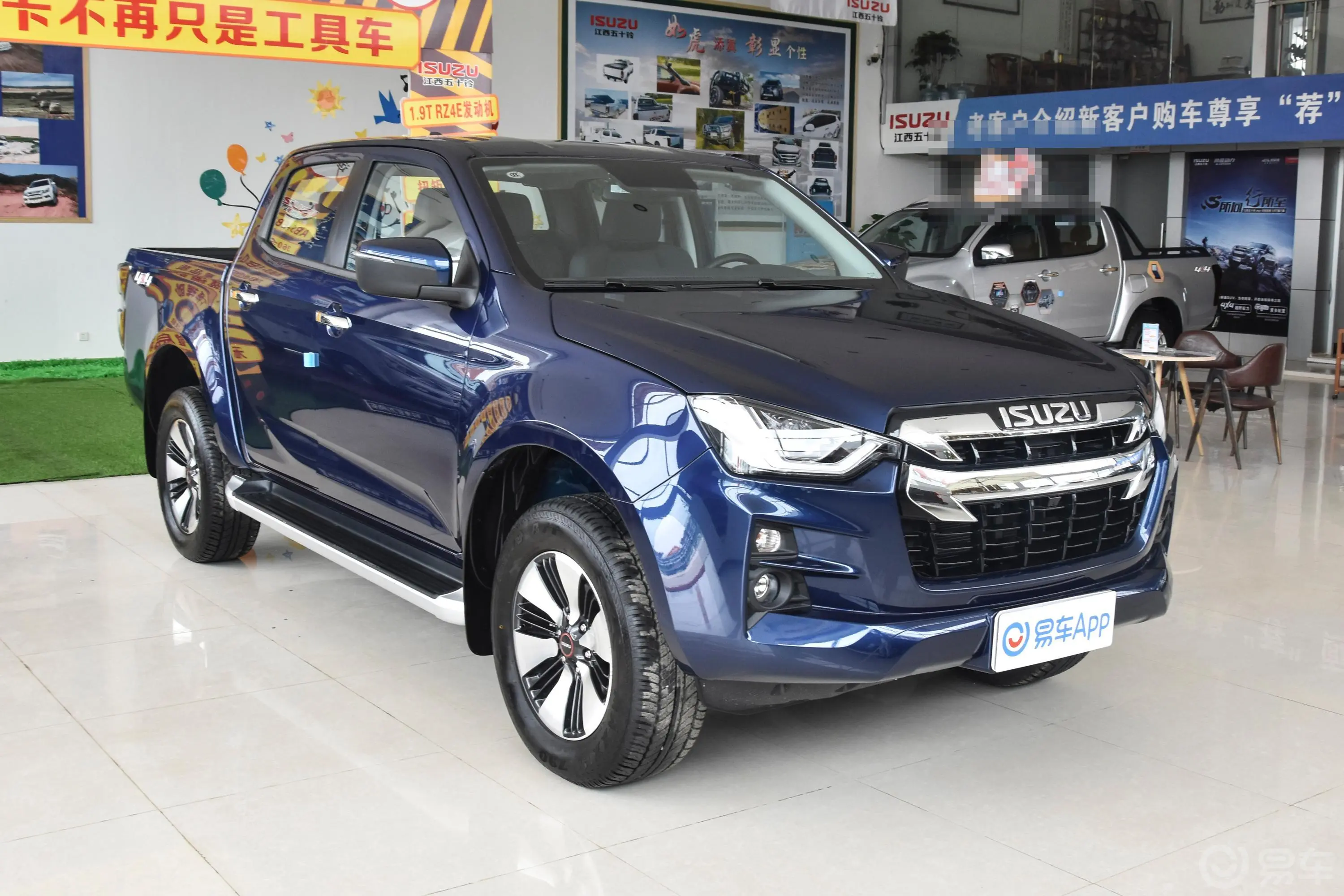 D-MAX1.9T 手动四驱Global劲动型发动机舱盖内侧