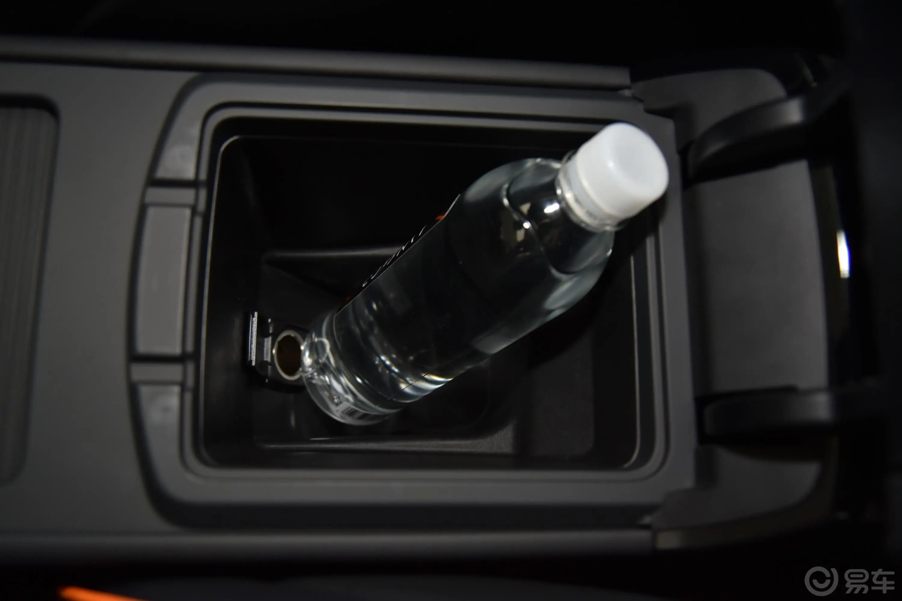 领克02 Hatchback2.0TD 自动Halo驾控套件版前排扶手箱储物格