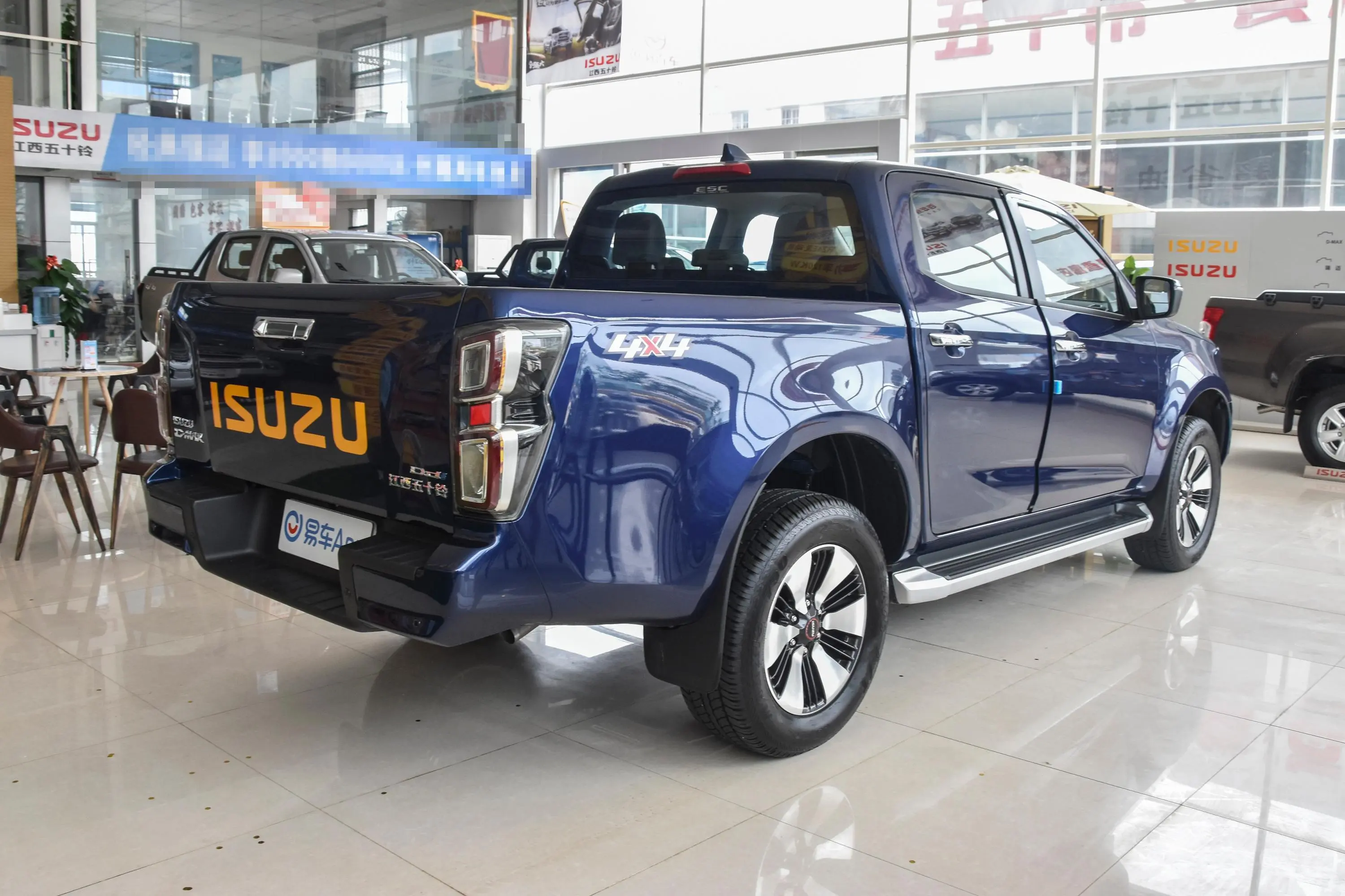 D-MAX1.9T 手动四驱Global劲动型侧后45度车头向右水平