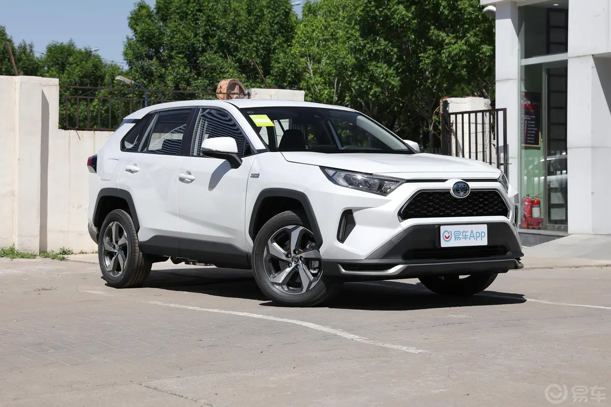 RAV4荣放 双擎E+2.5L 两驱都市Pro侧前45度车头向右水平