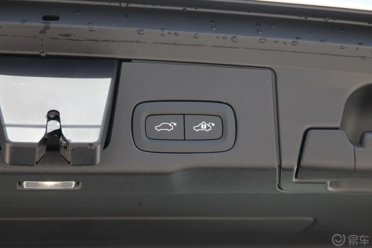 沃尔沃XC60B5 四驱 智远豪华版电动尾门按键（手动扶手）
