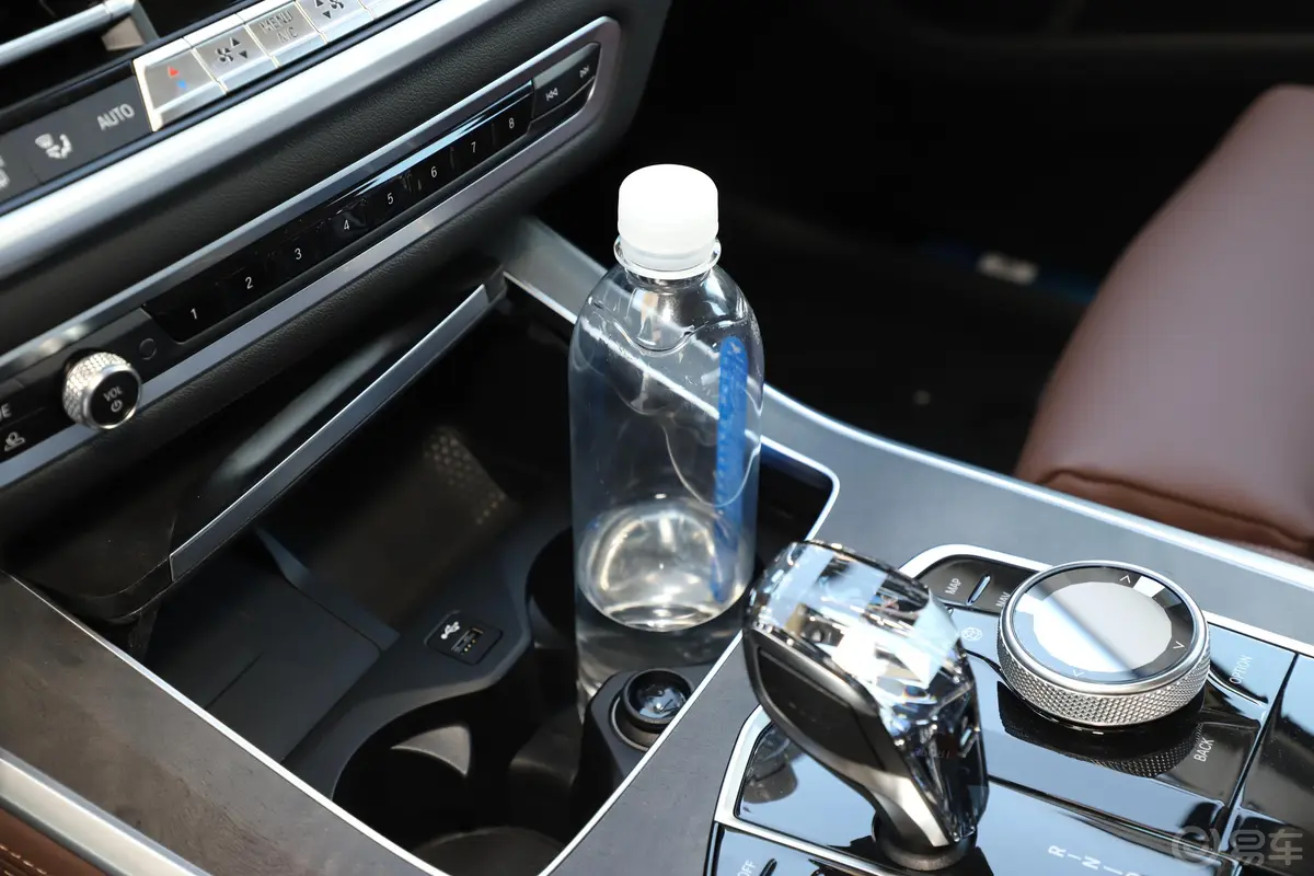 宝马X5(进口)改款 xDrive30i M运动套装前排杯架