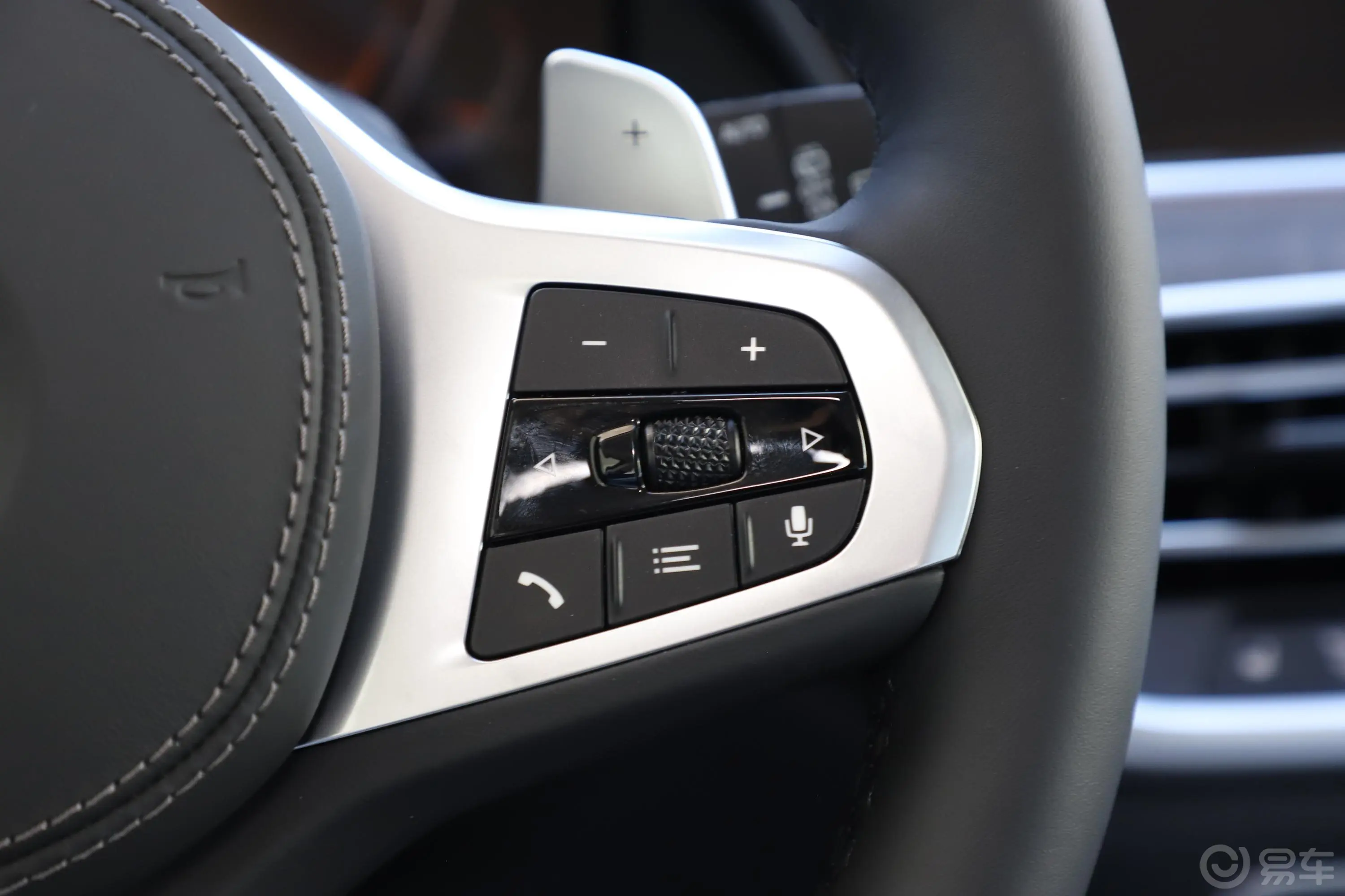 宝马X5(进口)改款 xDrive30i M运动套装右侧方向盘功能按键